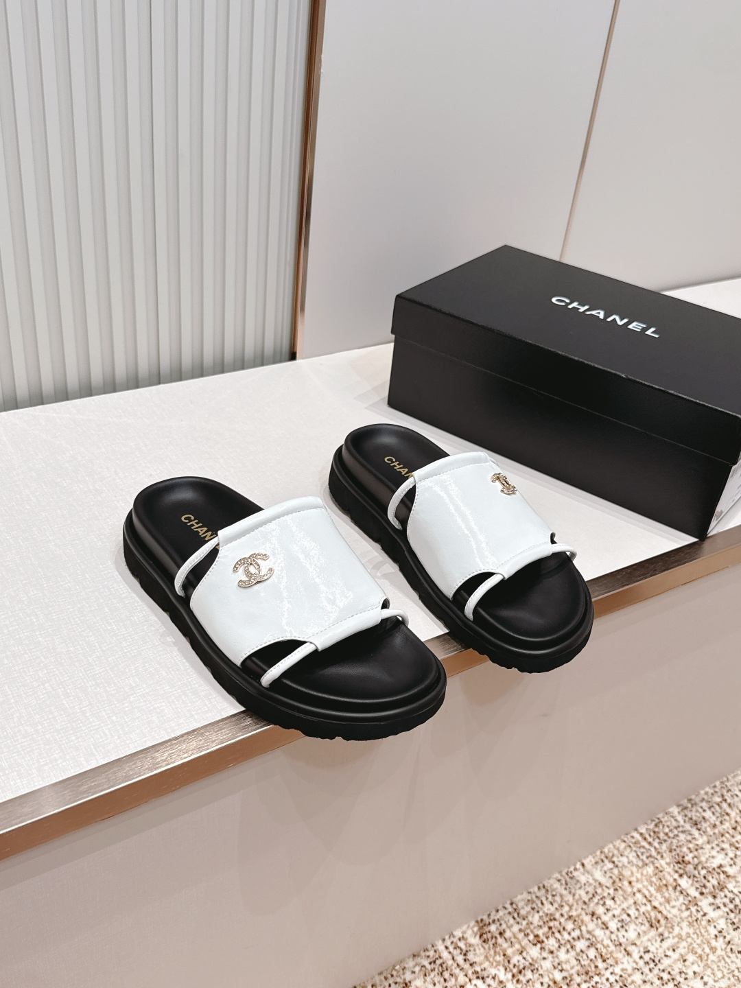 샤넬(CHANEL) 로고 슬라이드 샌들 신발