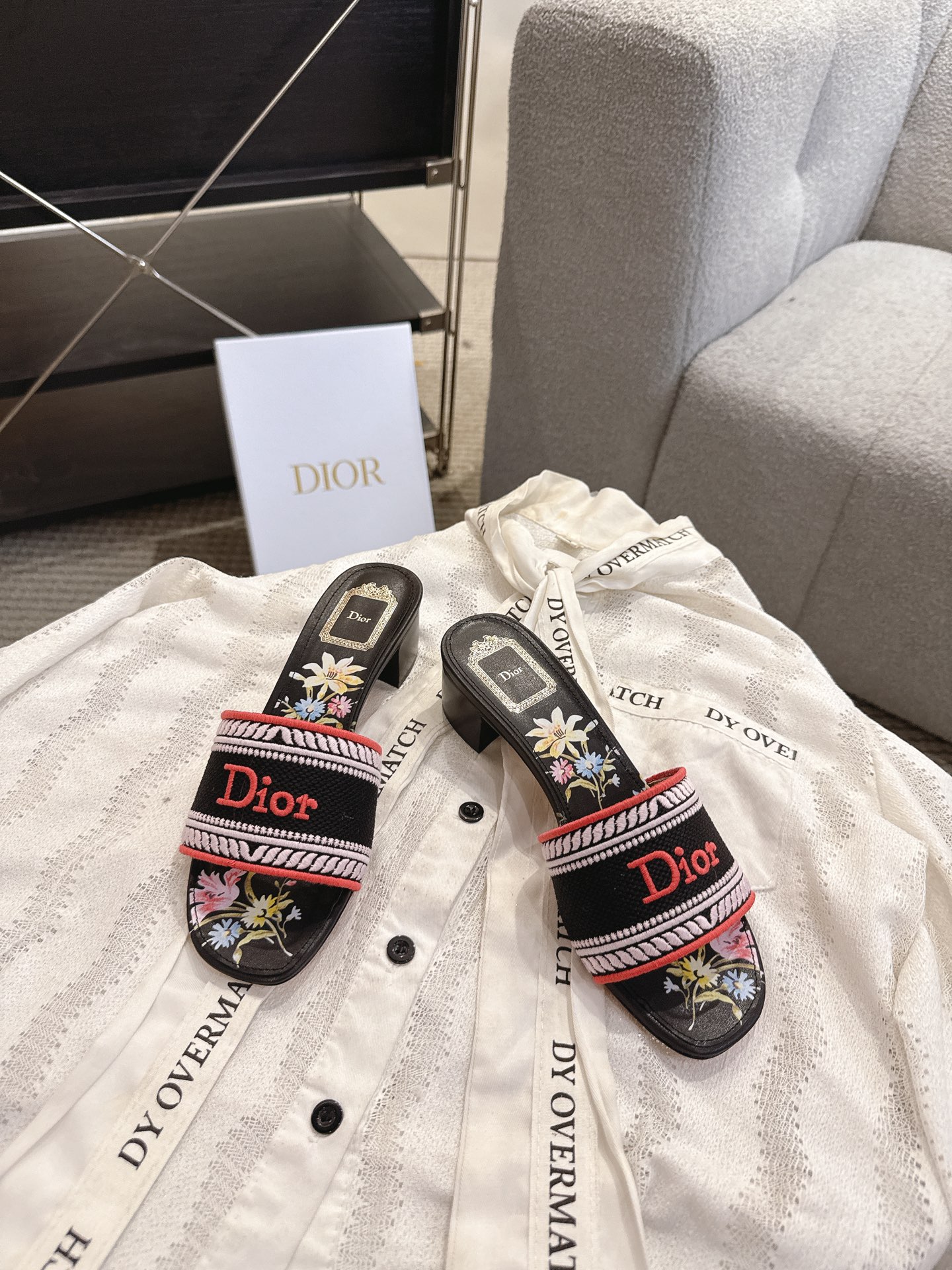 디올(DIOR) 플라워 자수 로고 슬라이드 슬리퍼