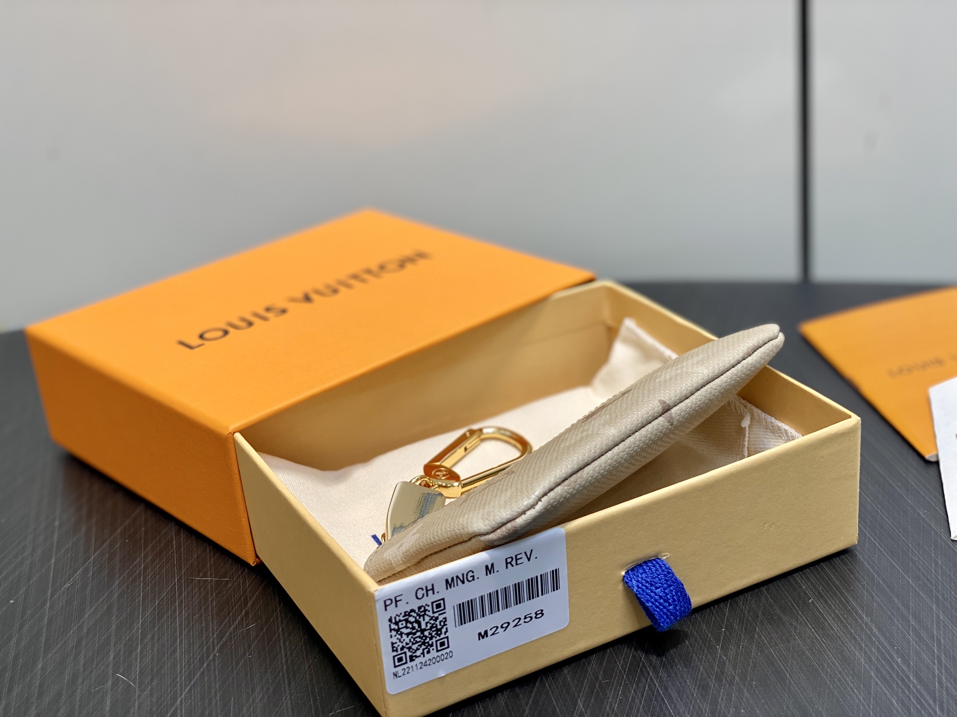[Louis Vuitton] LV 루이비통 모노그램 서플러스 포쉐트 클레 (에이프리콧 그레이) 지갑