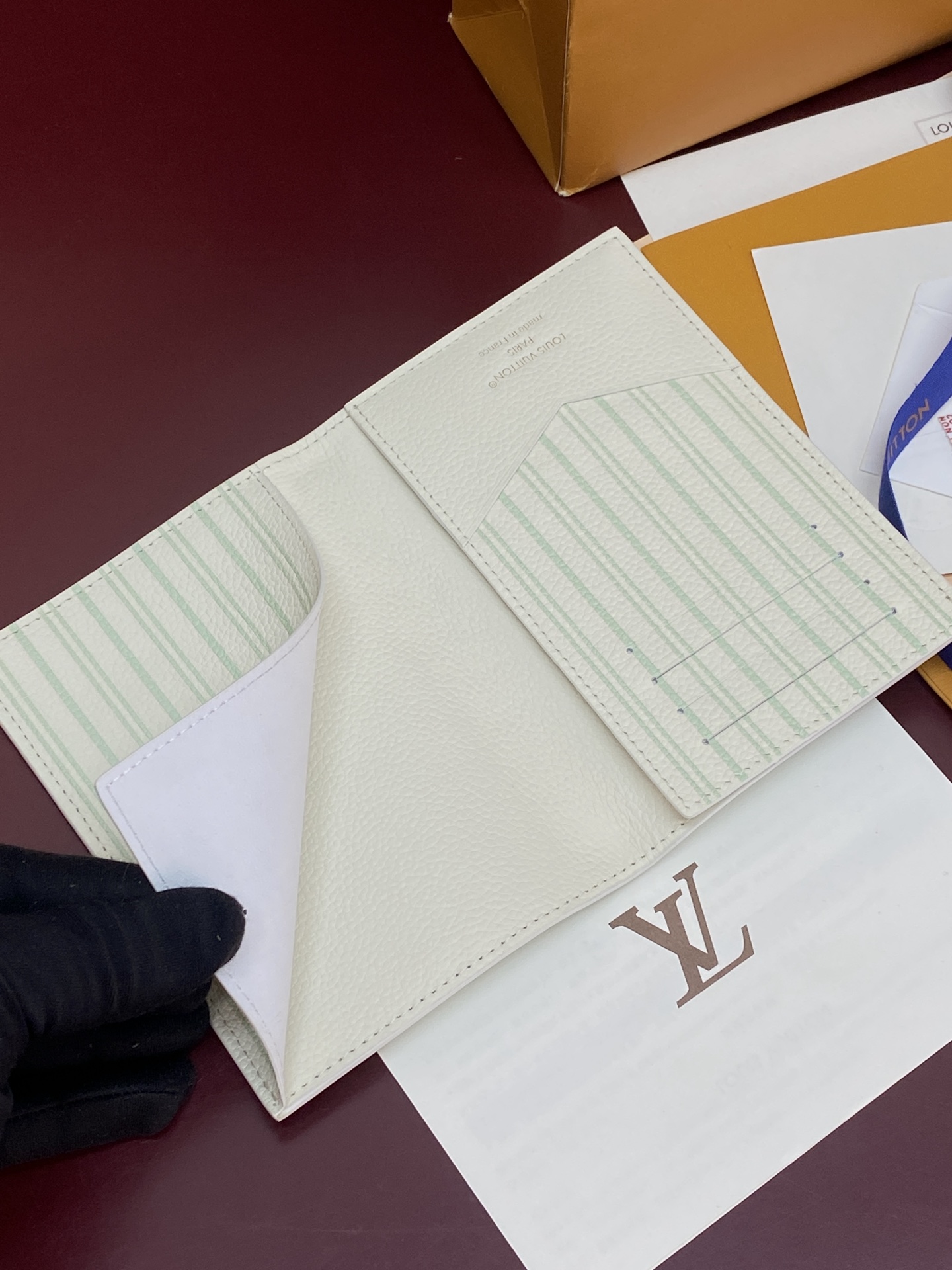 [Louis Vuitton] LV 루이비통 엠프레인 하이 섬머 패스포트 홀더 여권 지갑 M2A003