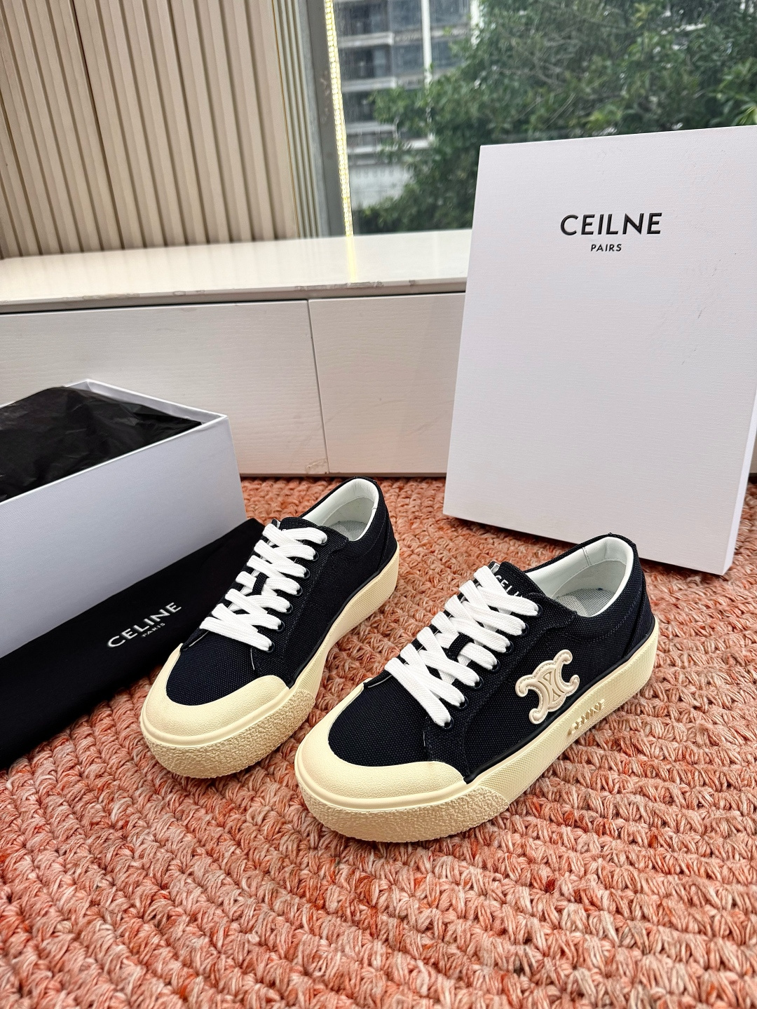 셀린느(CELINE) 트리오페 로고 플랫폼 캔버스 스니커즈 신발