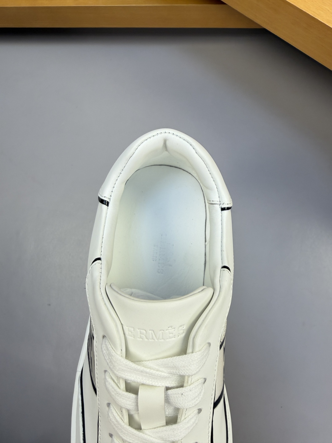 [Hermes] 에르메스 나파 스티치드 'H' 코트 스니커즈 신발