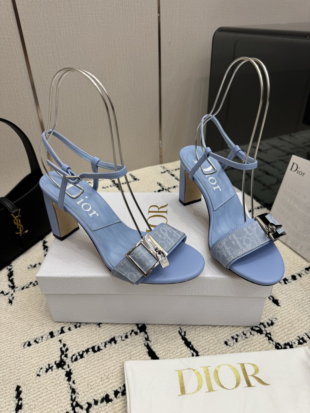 디올(DIOR) 로고 버클 데님 레더 샌들 신발