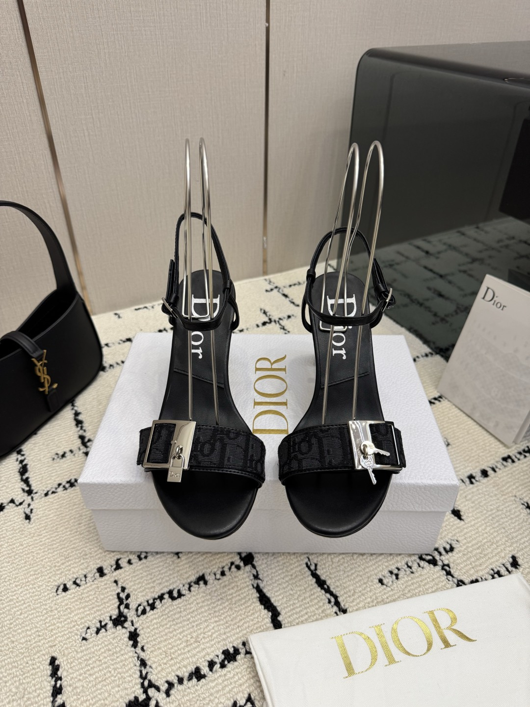 디올(DIOR) 로고 버클 데님 레더 샌들 신발