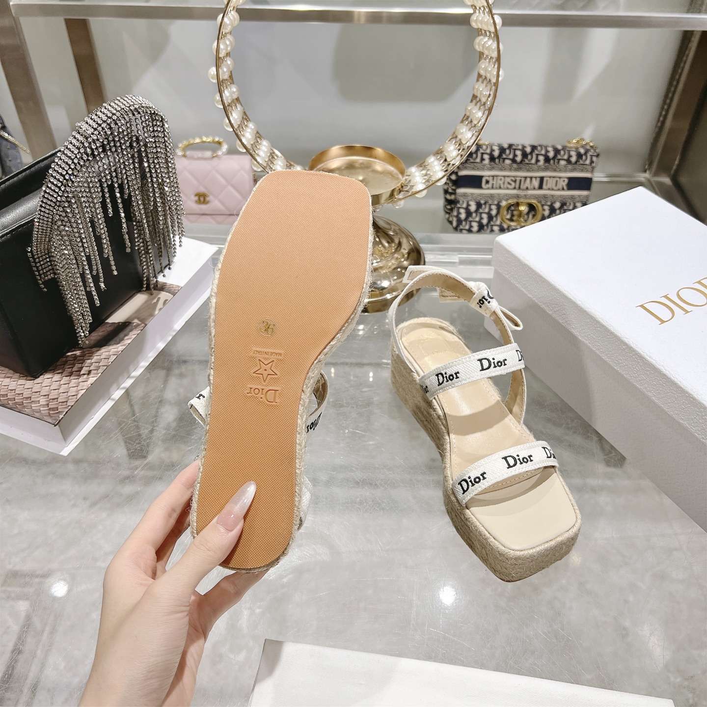 디올(DIOR) 로고 리본 더블 스트랩 플랫폼 샌들 신발