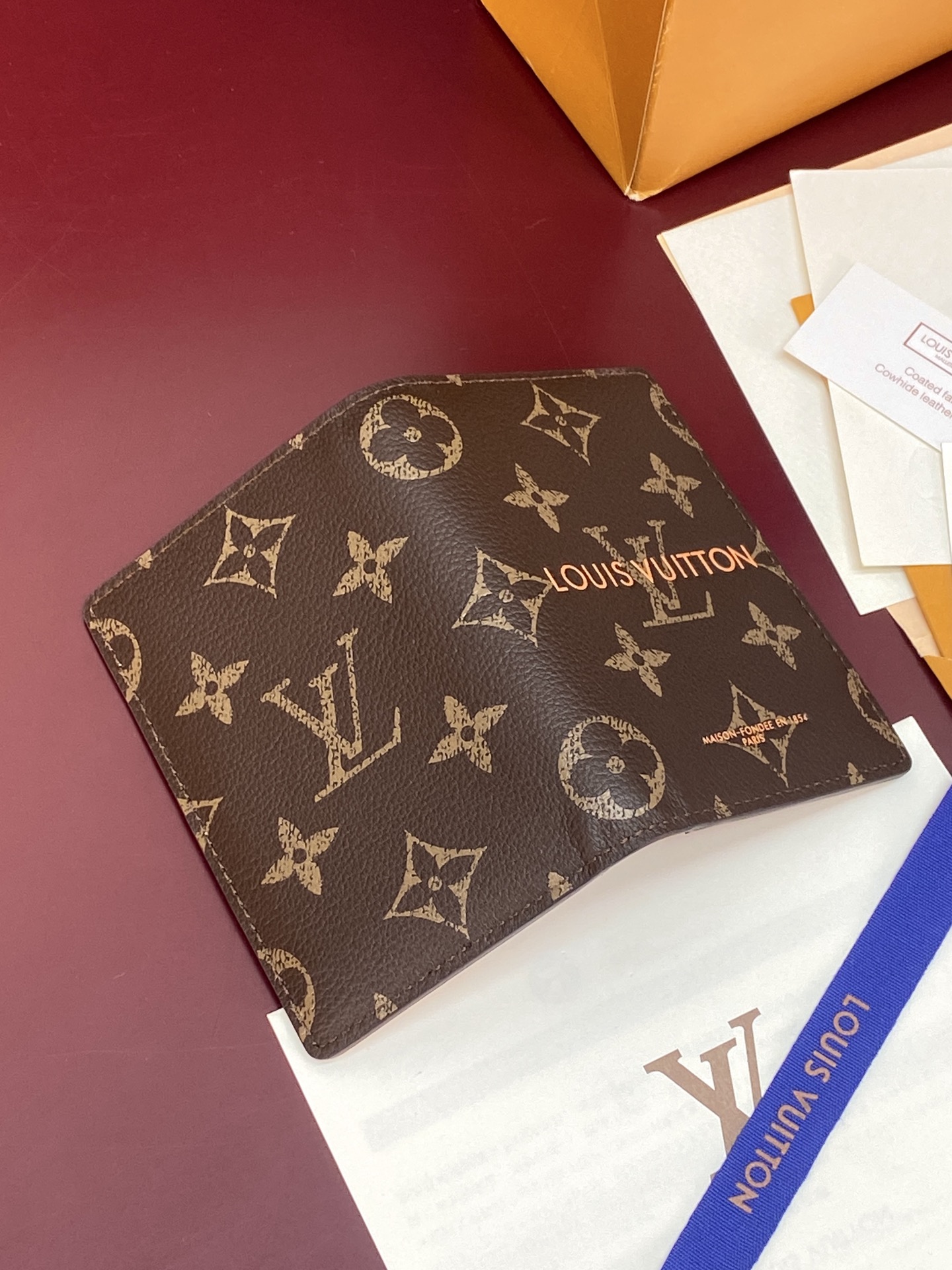 [Louis Vuitton] LV Packaging 루이비통 쇼퍼백 모티브 포켓 월렛 모노그램 (칩 내장형) 지갑 M2A495