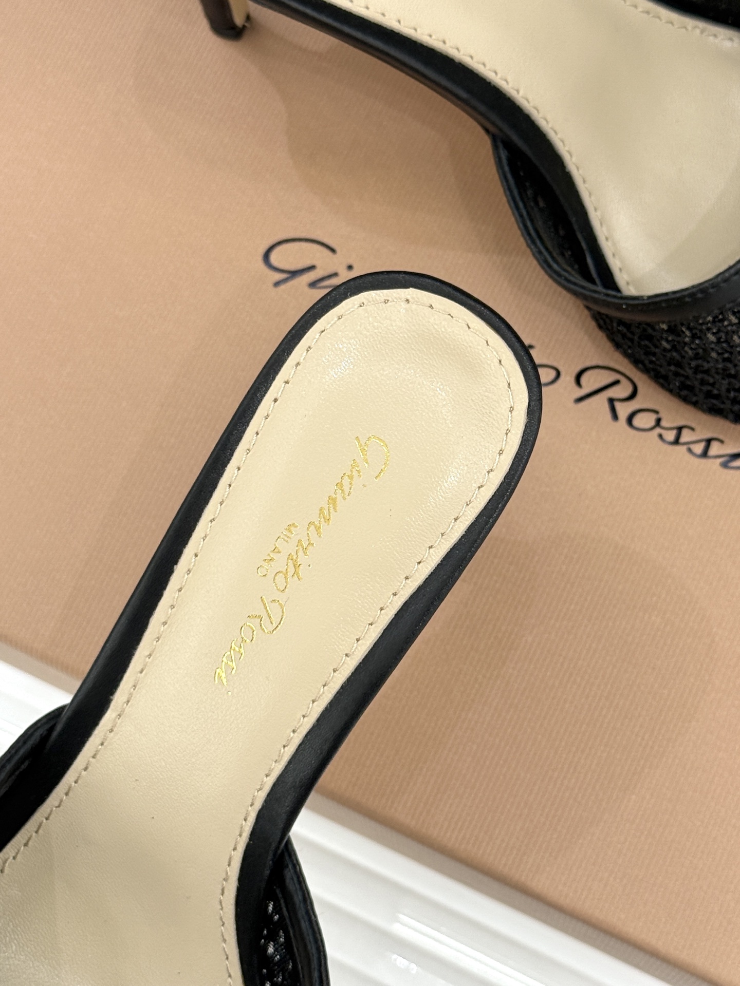잔비토 로시(Gianvito Rossi) 미니멀 포인티드 힐 슬리퍼 신발