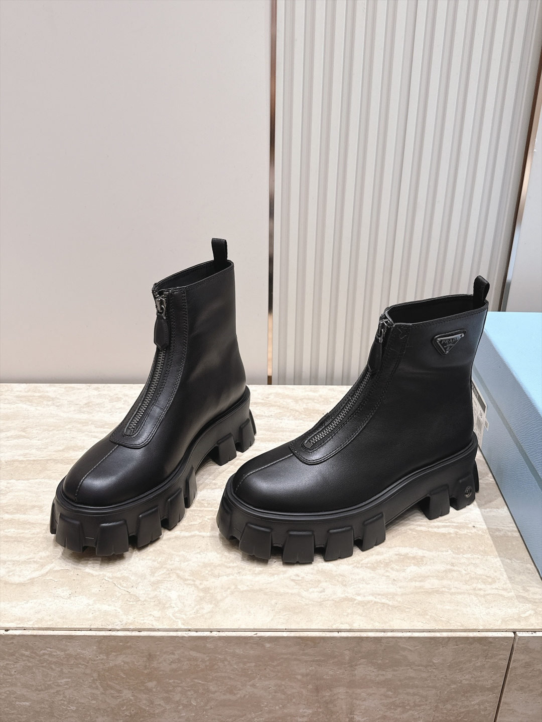 프라다(PRADA) 프론트 지퍼 플랫폼 앵클 부츠 신발