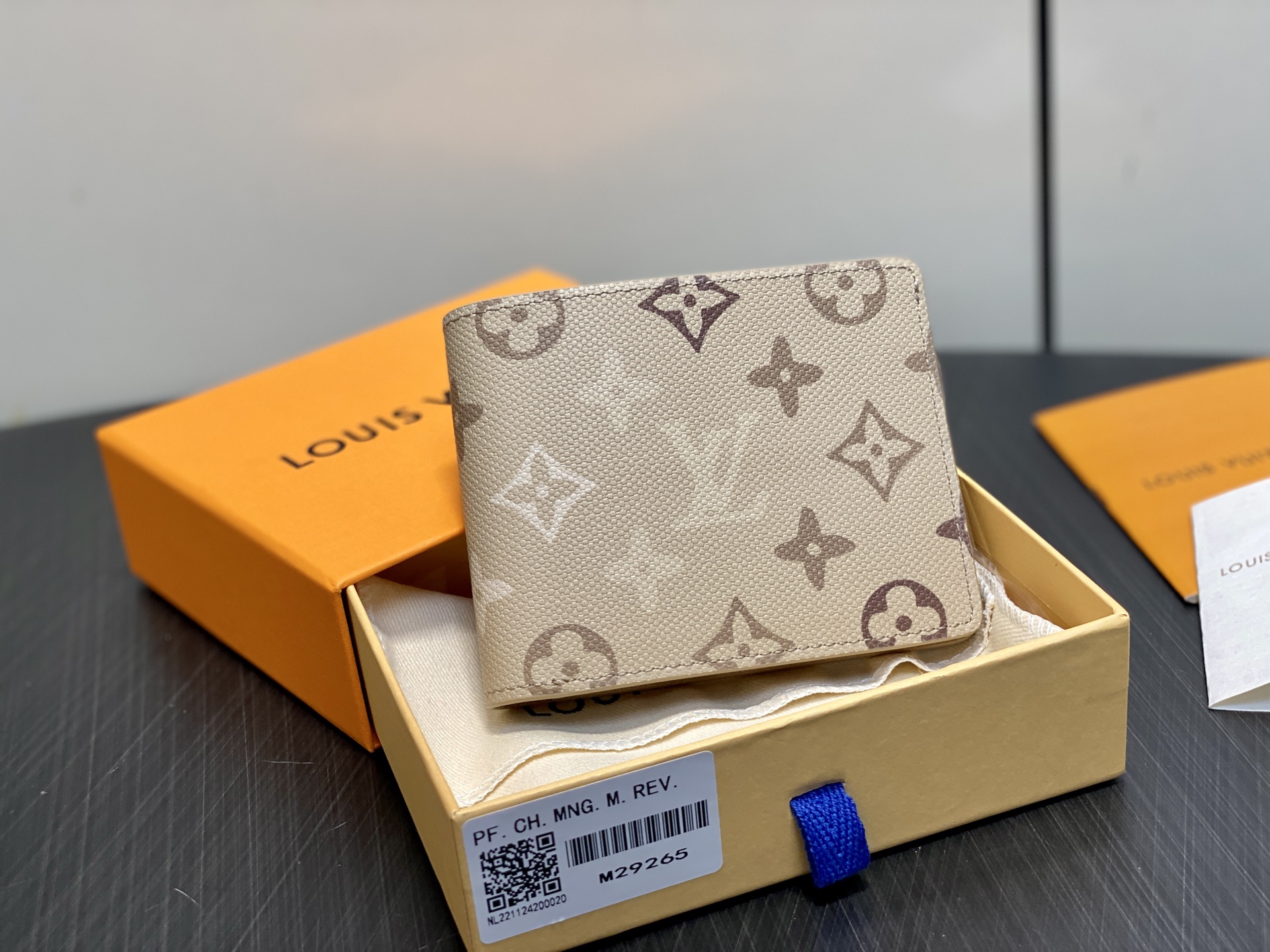 [Louis Vuitton] LV 루이비통 모노그램 서플러스 멀티플 월릿 (에이프리콧 그레이) 지갑