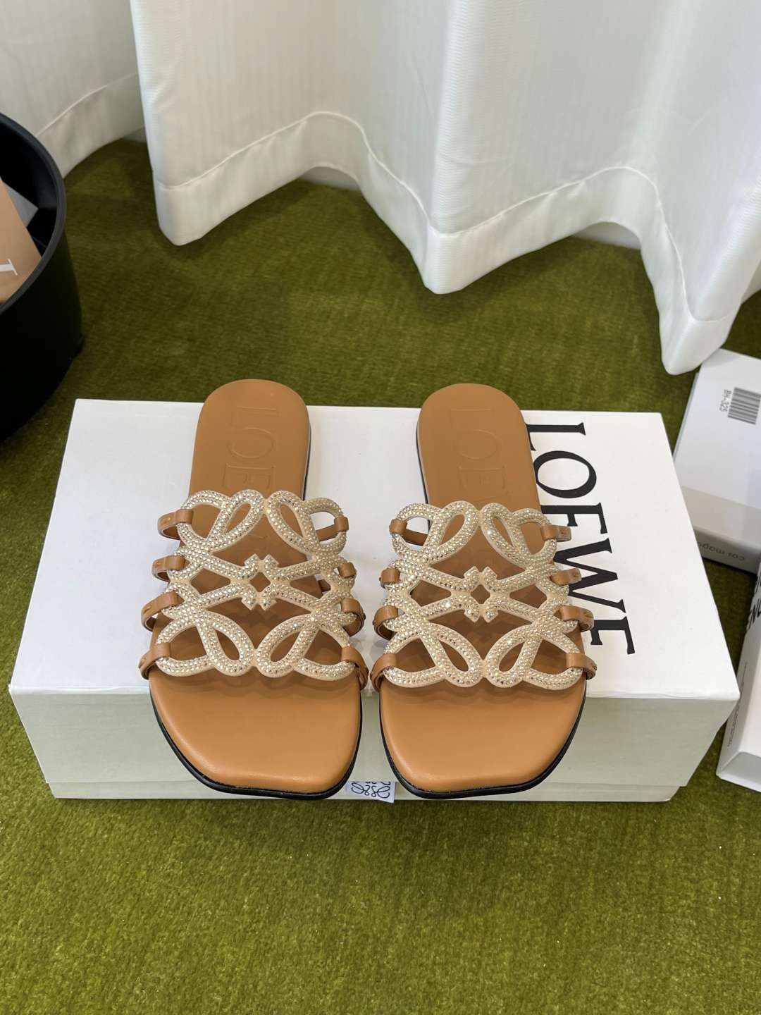 로에베(LOEWE) 라인스톤 스퀘어토 플랫 슬리퍼 신발