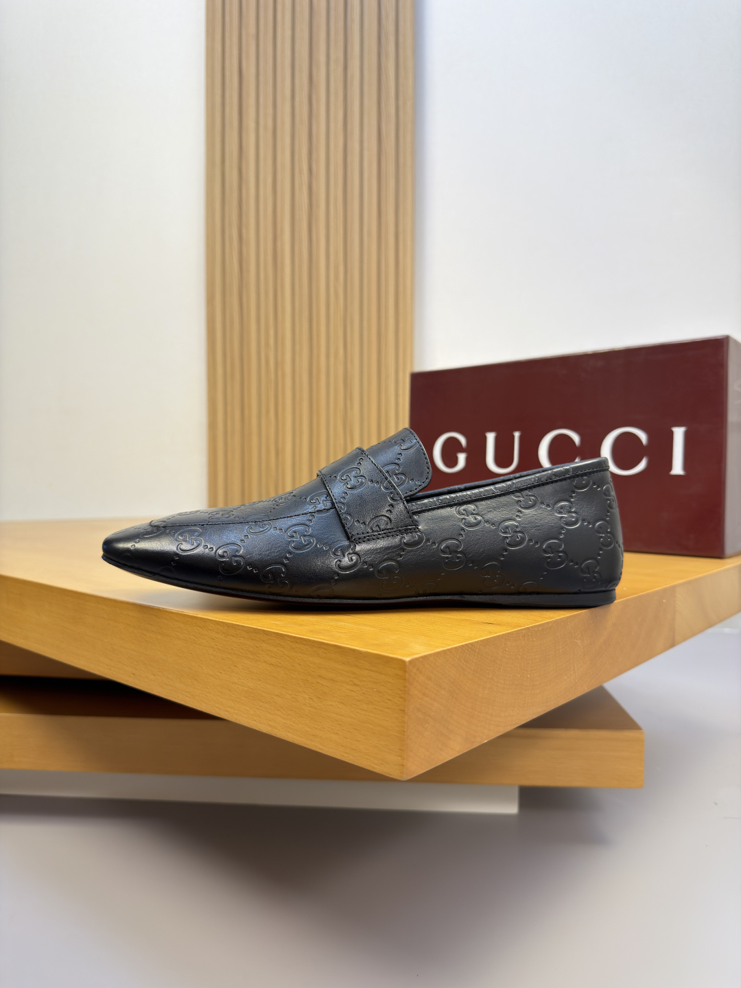 GUCCI 구찌 나파 소가죽 엠보 로퍼 구두 신발