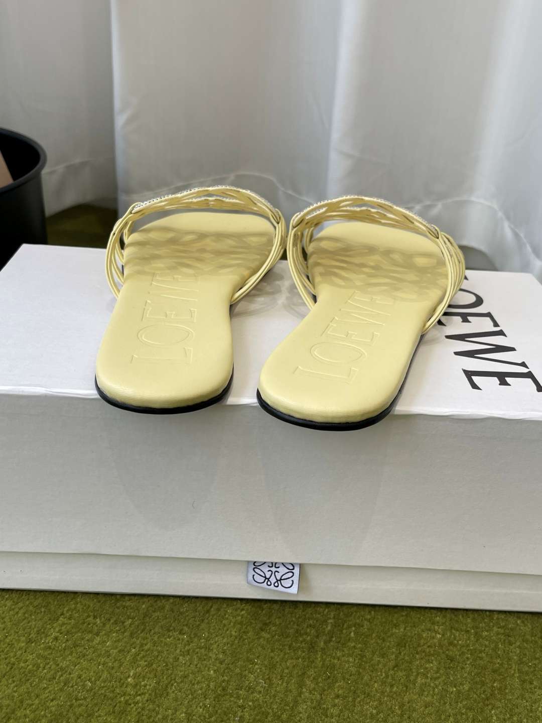로에베(LOEWE) 라인스톤 스퀘어토 플랫 슬리퍼 신발