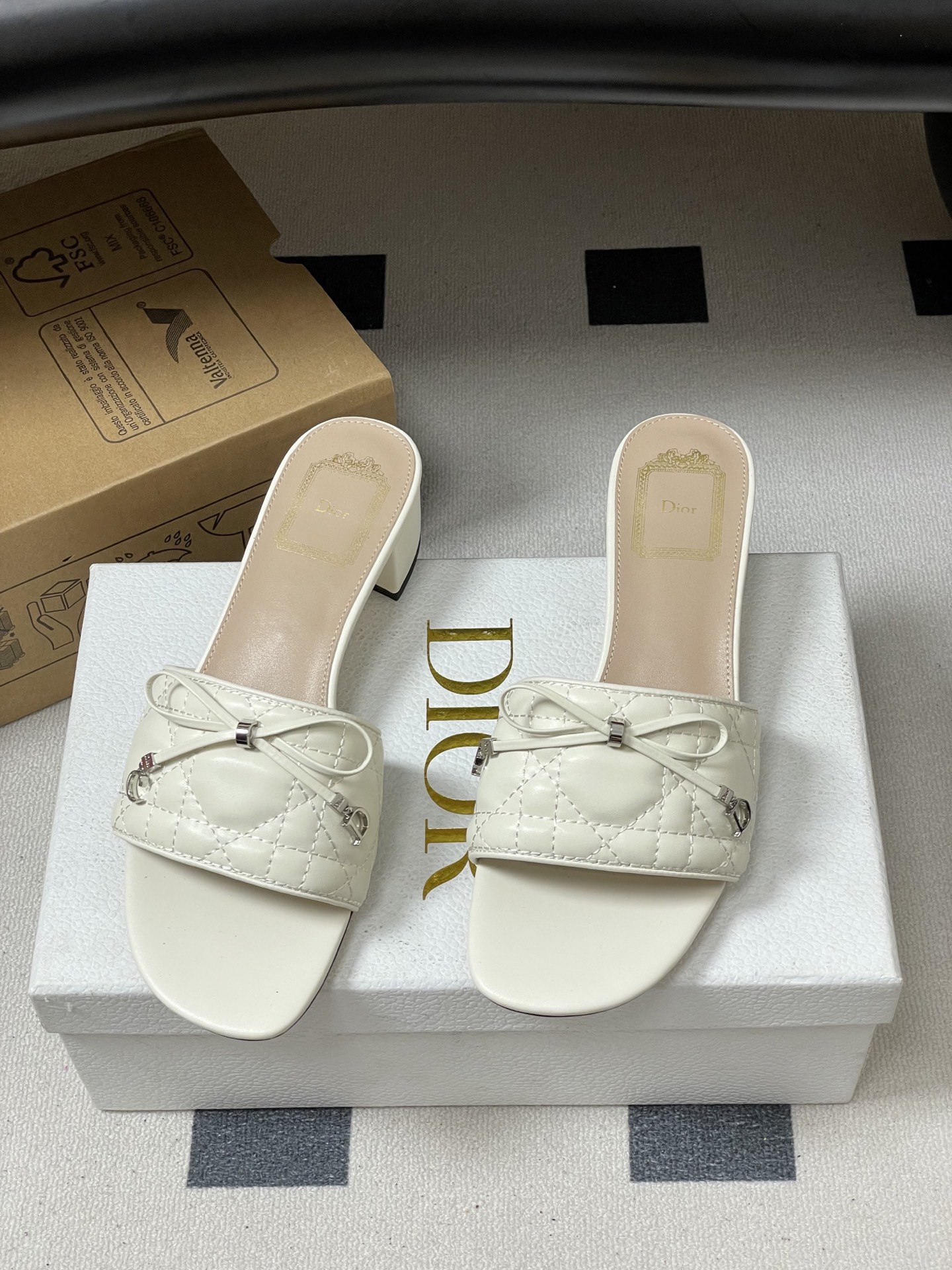 디올(DIOR) 퀼팅 리본 미들굽 슬리퍼 신발