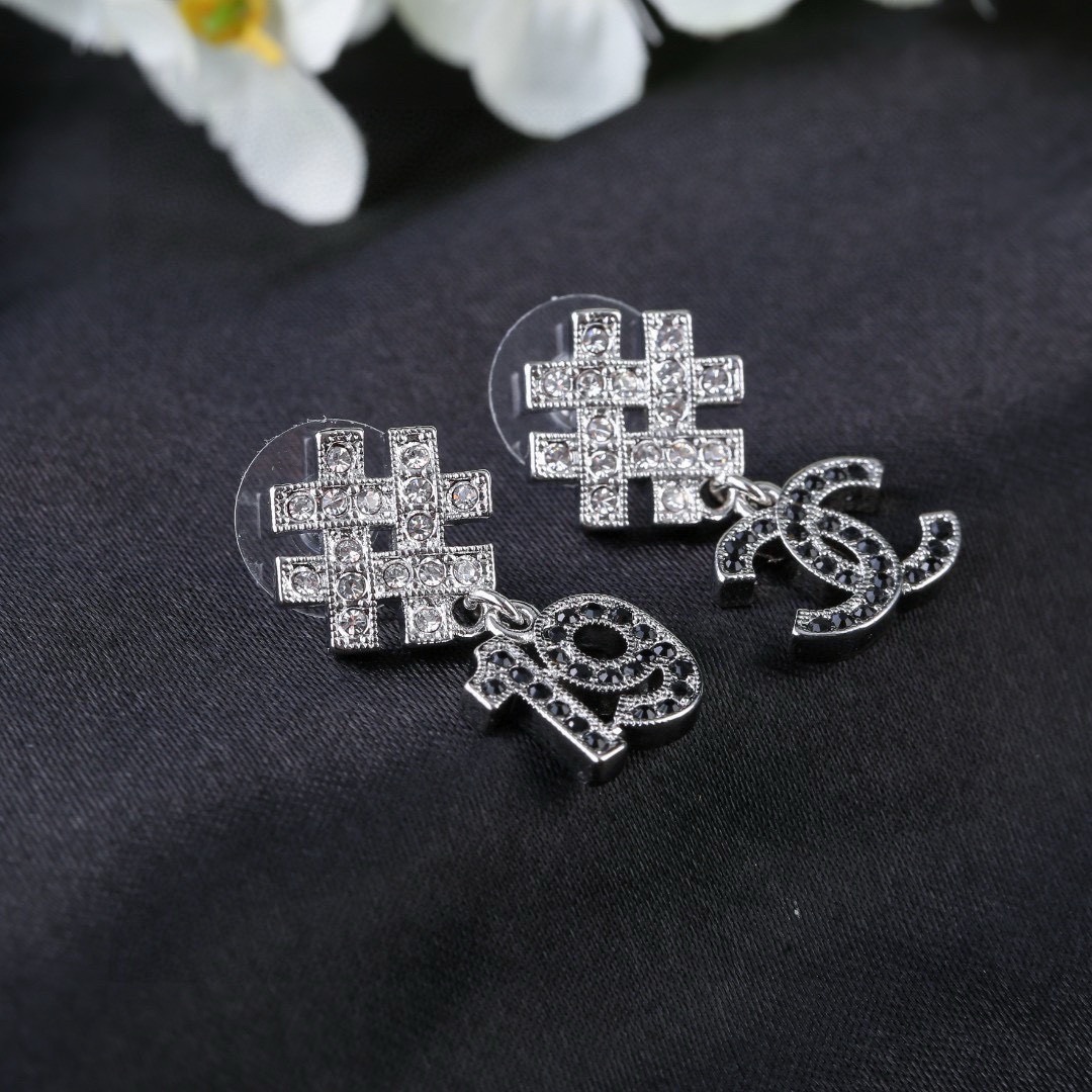 샤넬(CHANEL) 큐빅 로고 드롭 귀걸이 악세사리