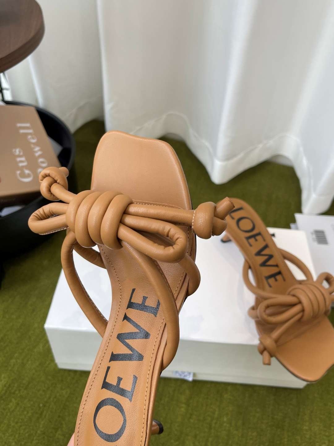 로에베(LOEWE) 리본 매듭 스트랩 미들힐 신발