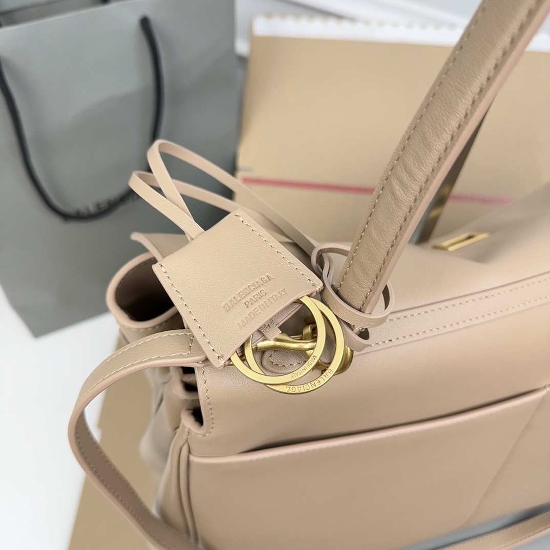 BALENCIAGA 발렌시아가 Rodeo 로데오 라지 핸드백 (밀크티 컬러 / 골드 하드웨어) 가방