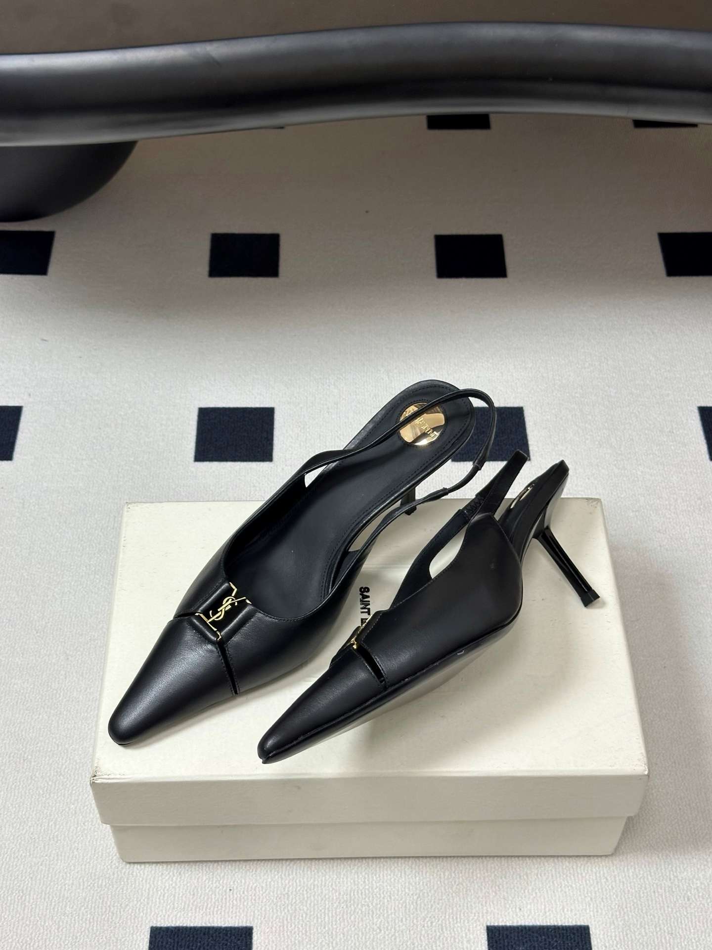생로랑(SAINT LAURENT) YSL 메탈 로고 캡토 슬링백 펌프스 신발