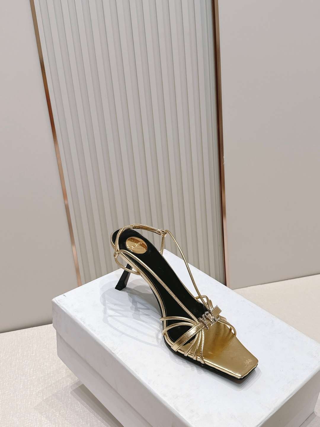 생로랑(YSL) 스퀘어토 스트랩 샌들 신발
