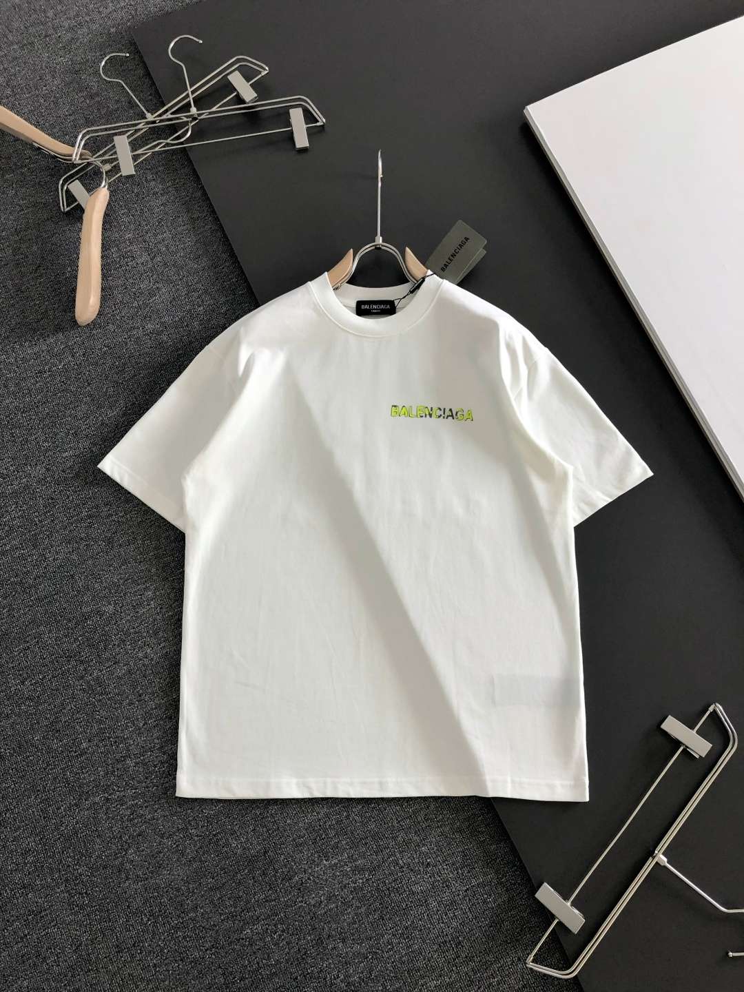 발렌시아가(BALENCIAGA) 그래픽 프린트 반팔 티셔츠 상의 의류