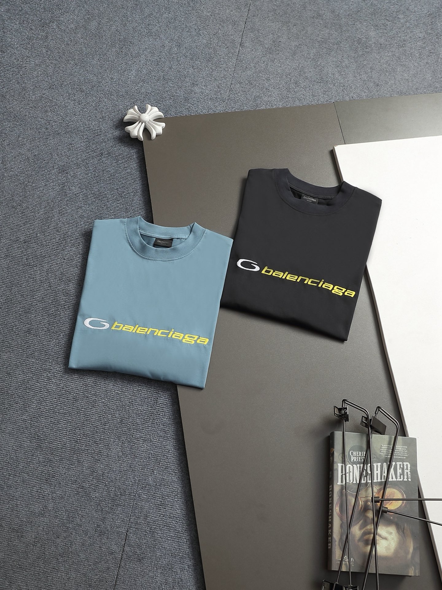 발렌시아가(BALENCIAGA) 서클 레터링 자수 반팔 티셔츠 상의 의류