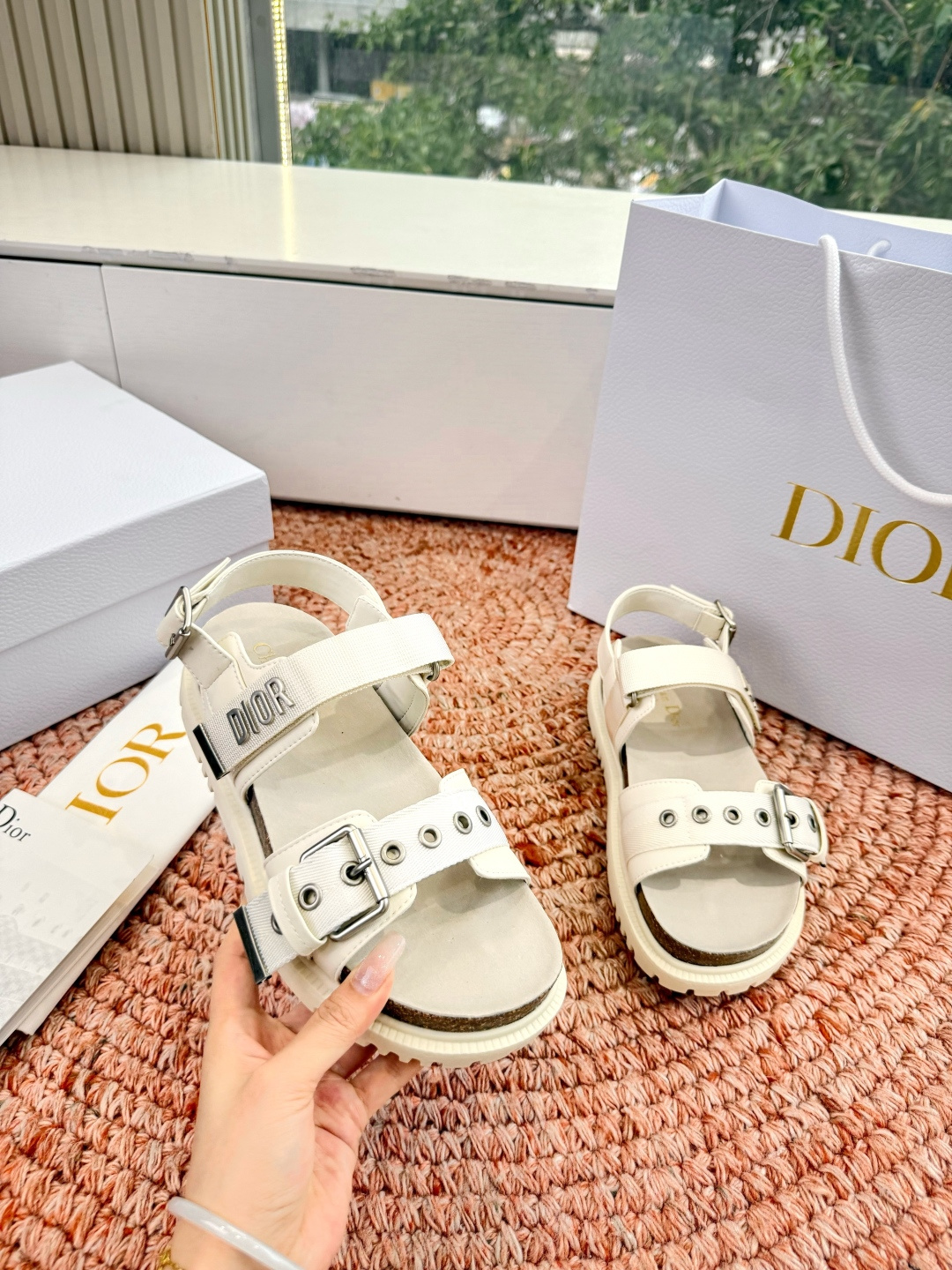 디올(DIOR) CD 버클 샌들 신발