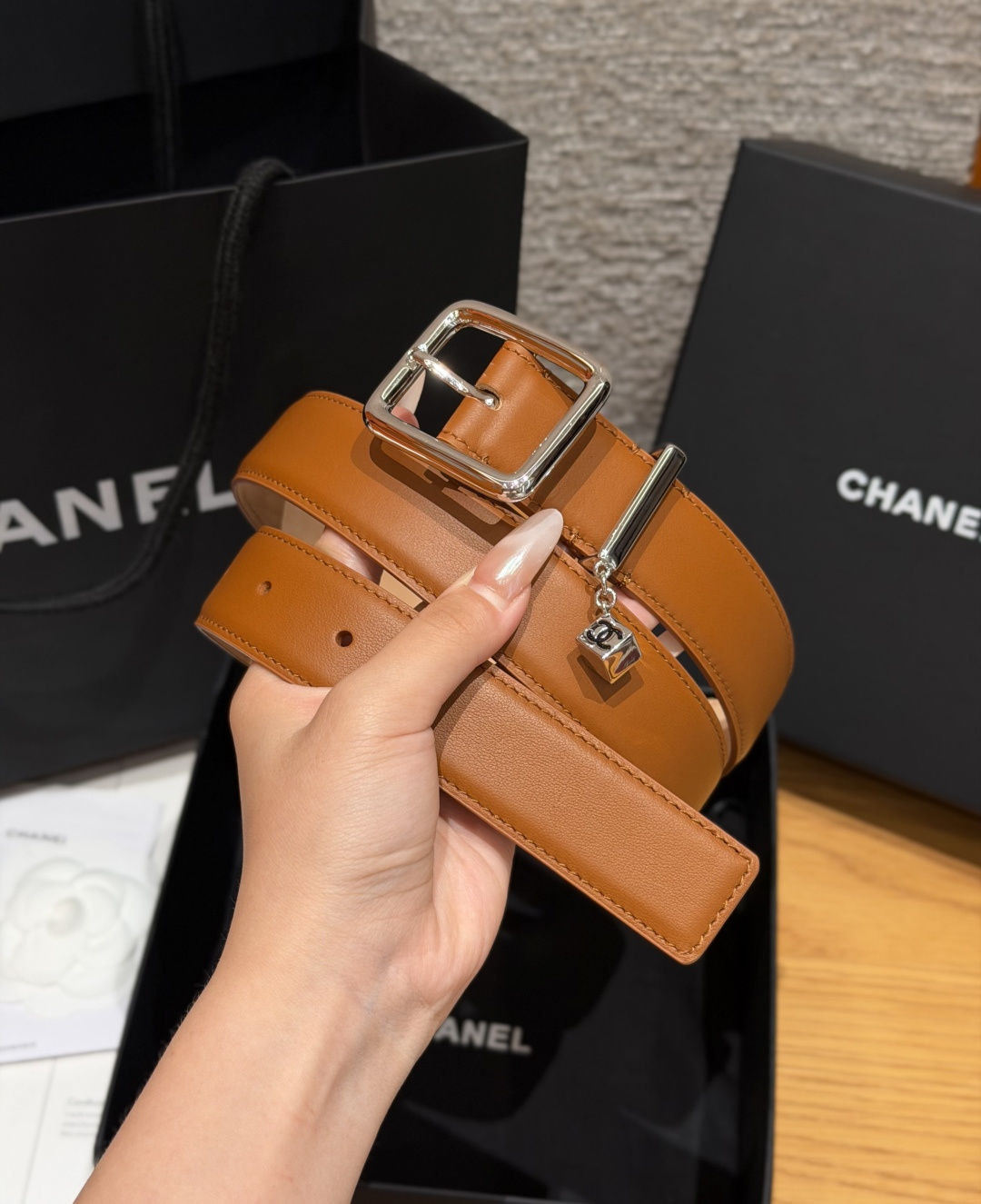 샤넬(CHANEL) 카프스킨 글로시 핀 실버 버클 벨트