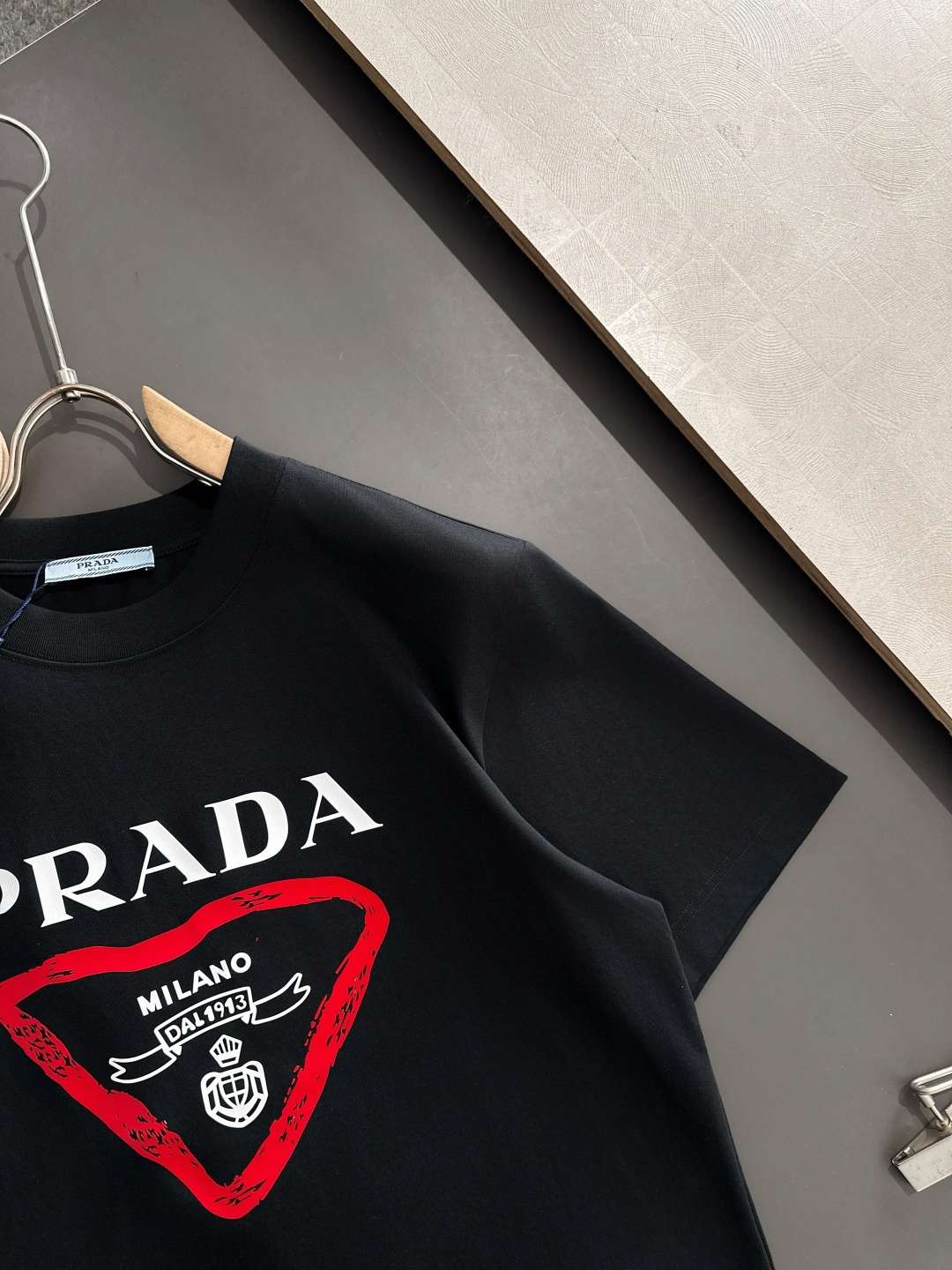 프라다(PRADA) 삼각 로고 그래픽 프린트 반팔 티셔츠 상의 의류