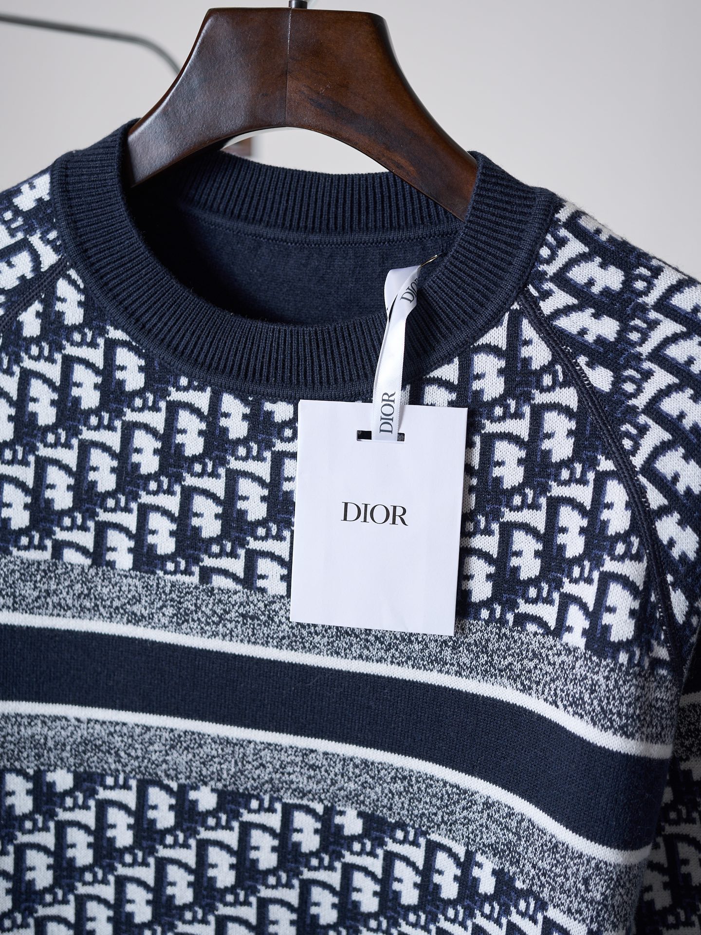 디올(DIOR) 리버서블 올오버 로고 자카드 울 니트 상의 의류