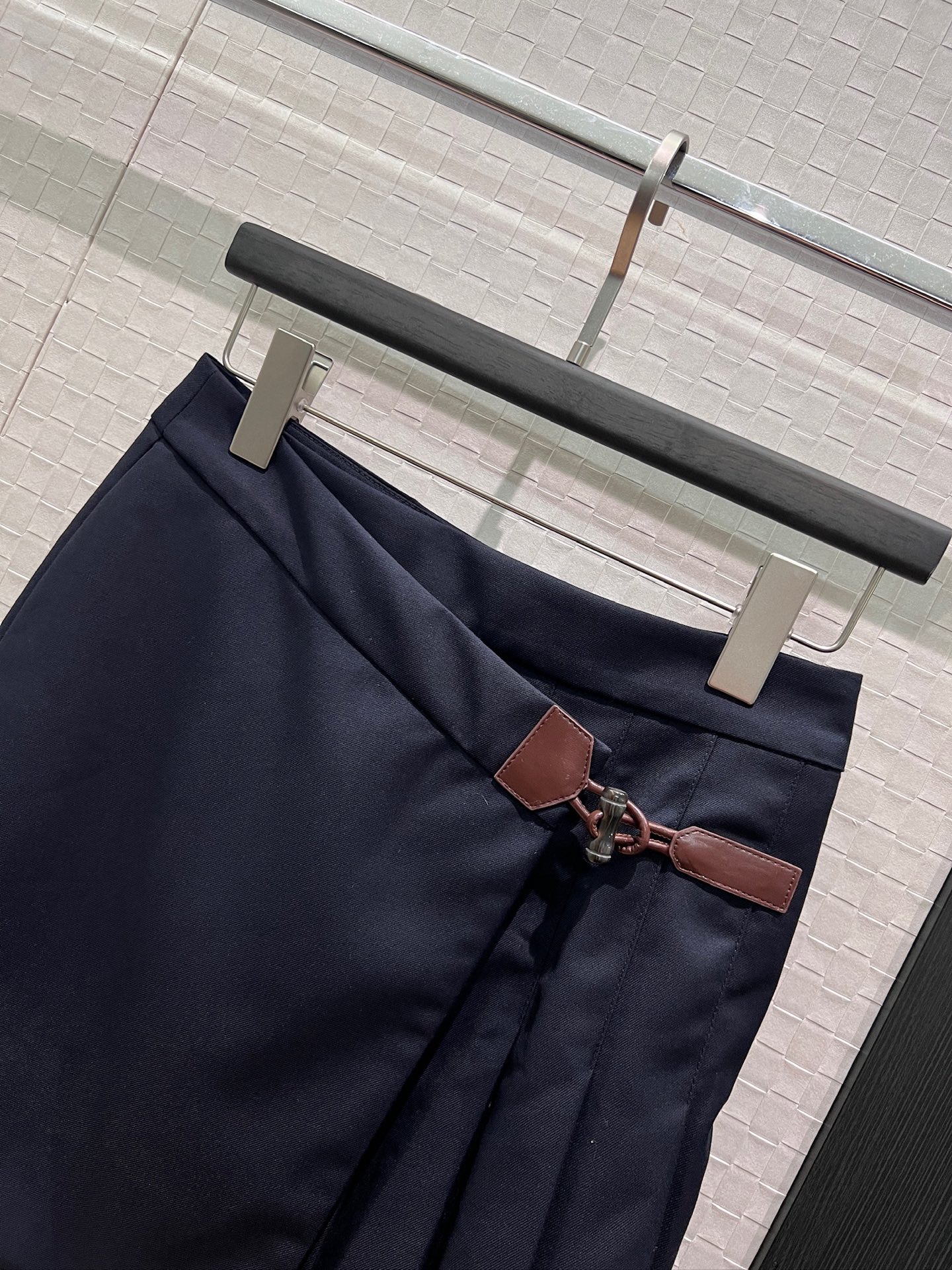 [Loewe] 로에베 26SS 비대칭 레더 버클 플리츠 스커트 치마 의류