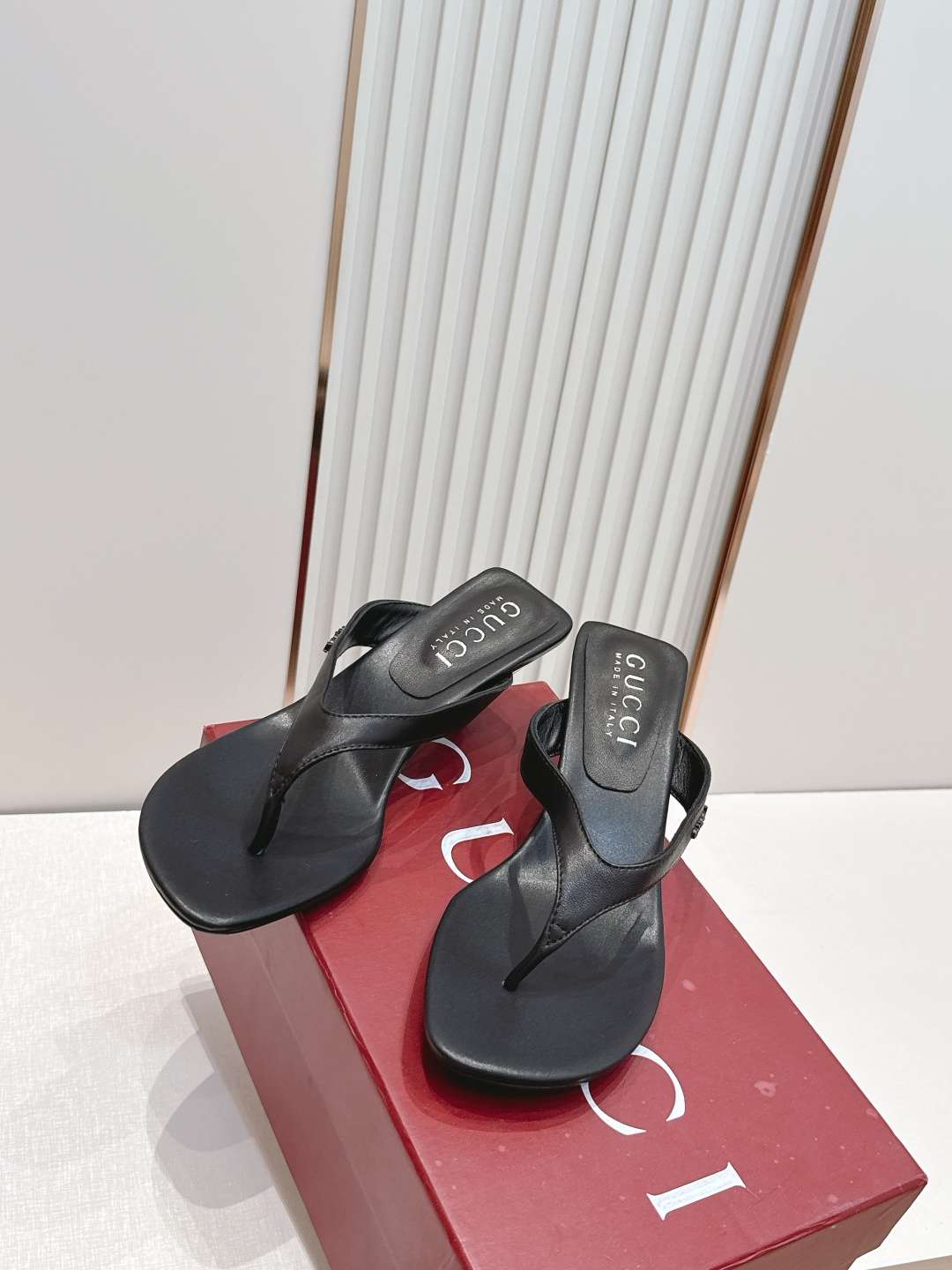 구찌(GUCCI) 모노그램 토포스트 미들힐 신발