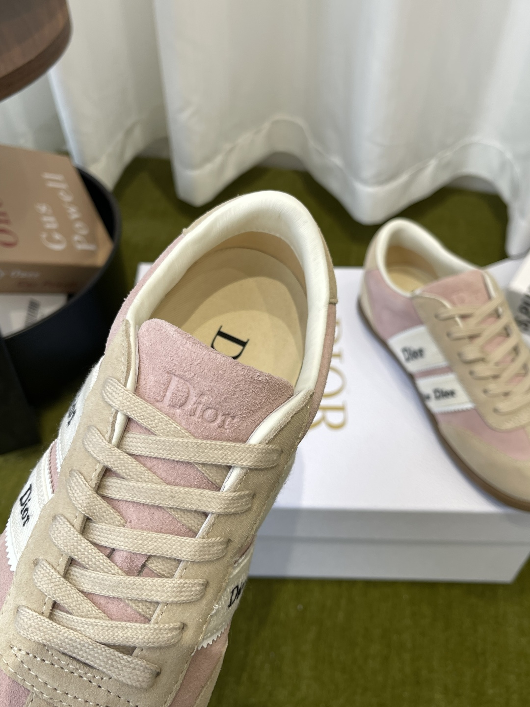 디올(DIOR) 리본 레터링 스웨이드 독일군 스니커즈 신발