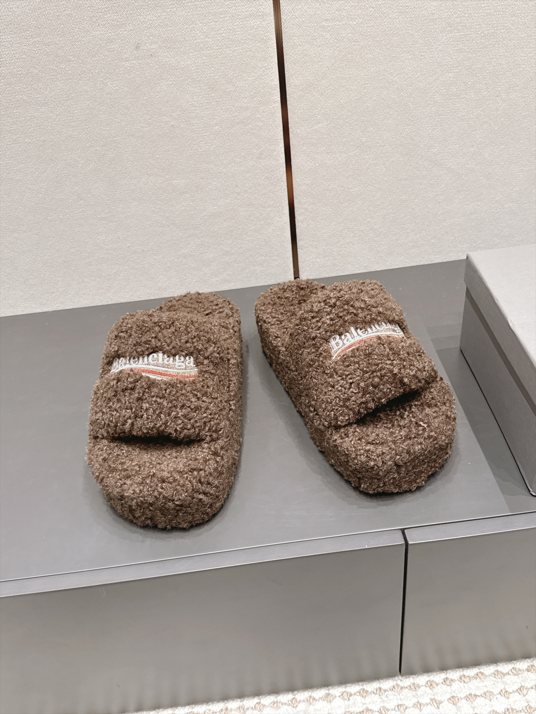 발렌시아가(BALENCIAGA) 퍼 플랫폼 슬리퍼 신발