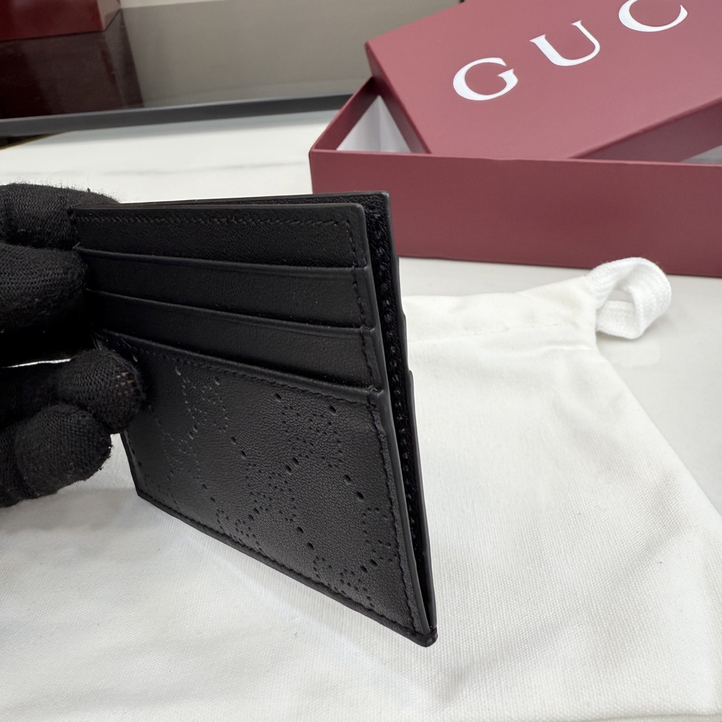 GUCCI 구찌 제너레이션 구찌(Generation Gucci) - 퍼포레이티드 GG 컴팩트 카드 지갑