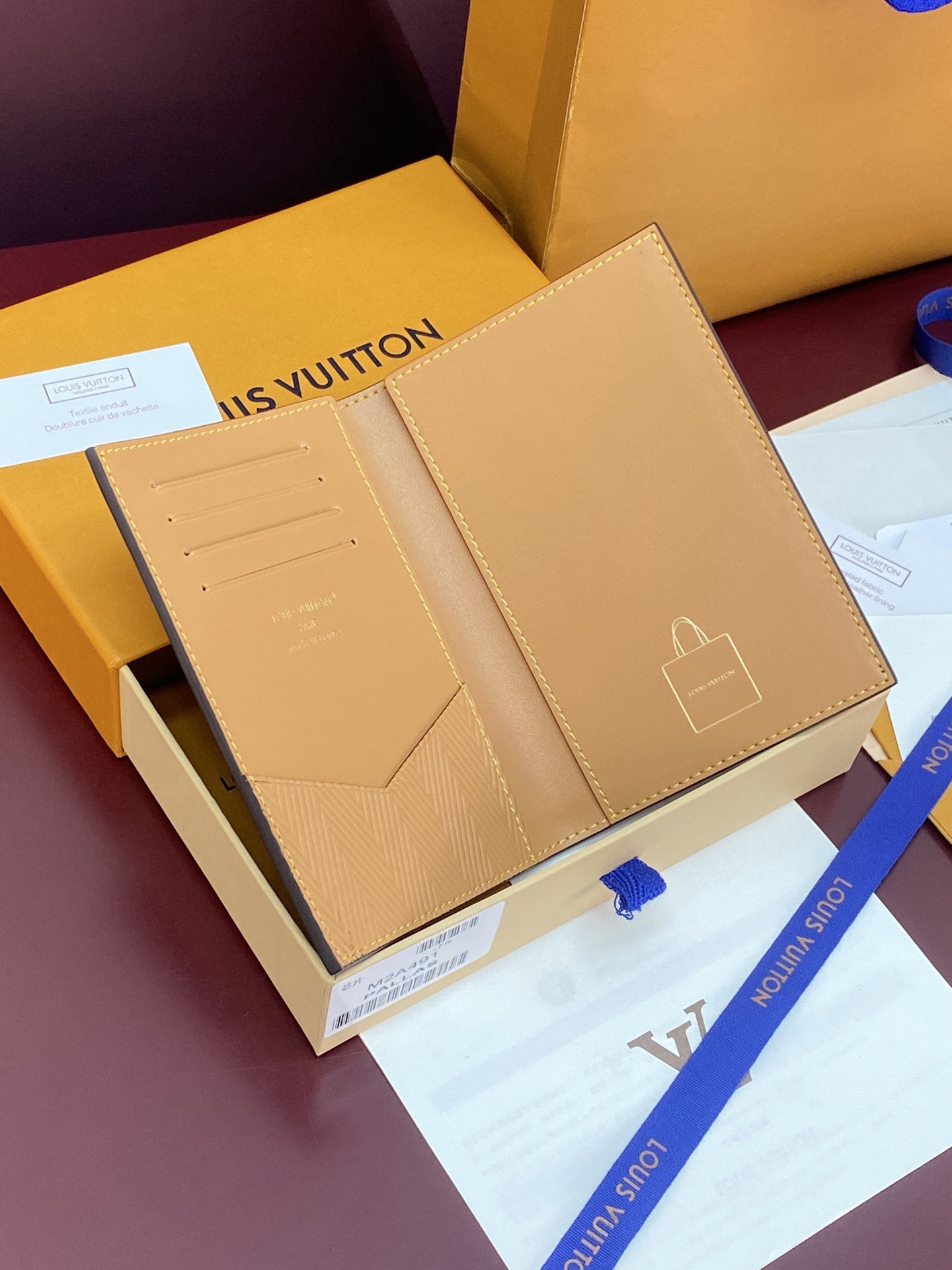 [Louis Vuitton] LV 루이비통 쇼퍼백 모티브 패스포트 홀더 모노그램 (칩 내장형) 지갑 M2A491