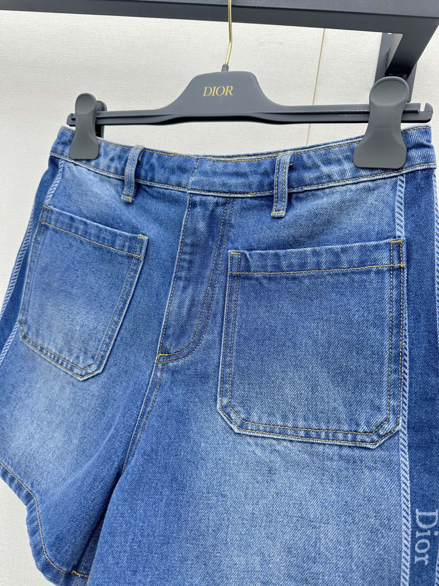 디올(DIOR) 워싱 로고 자수 데님 반바지 하의 의류