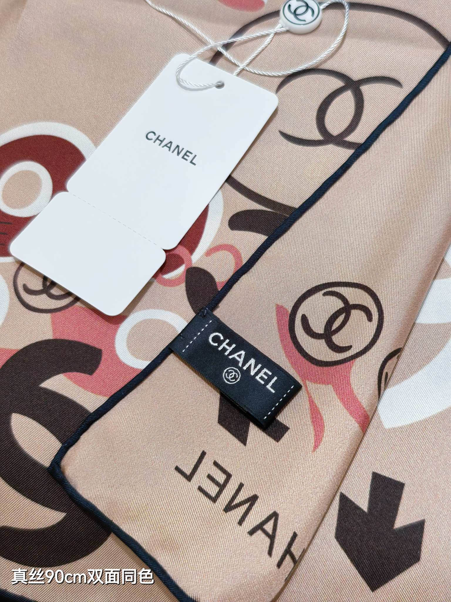샤넬(CHANEL) 그래피티 로고 실크 목도리 스카프