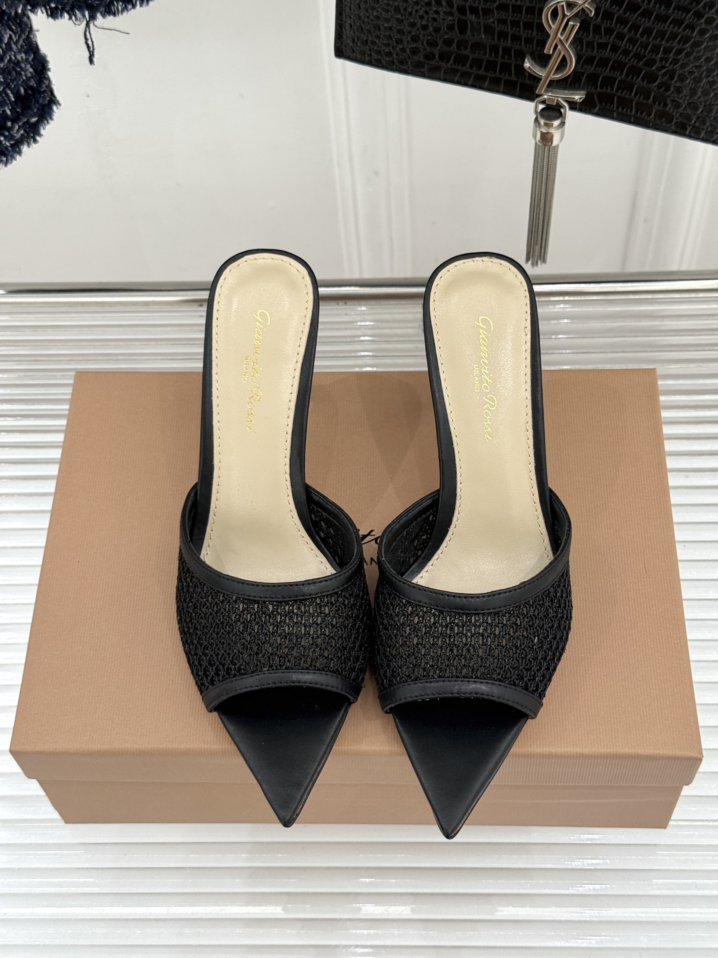 잔비토 로시(Gianvito Rossi) 미니멀 포인티드 힐 슬리퍼 신발