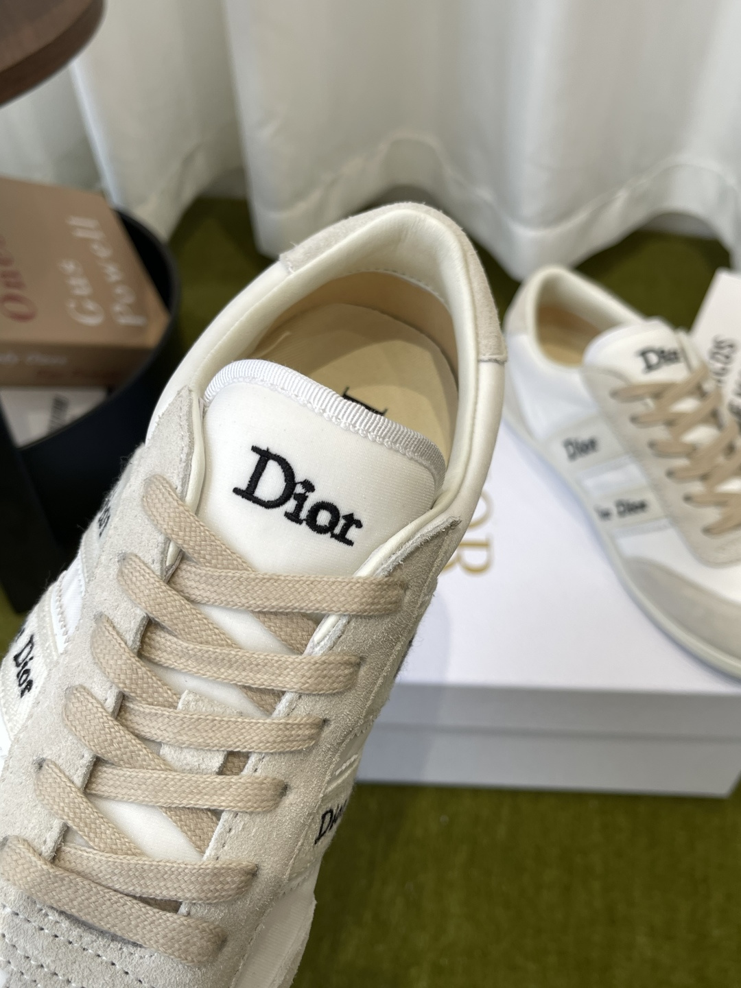 디올(DIOR) 리본 레터링 스웨이드 독일군 스니커즈 신발