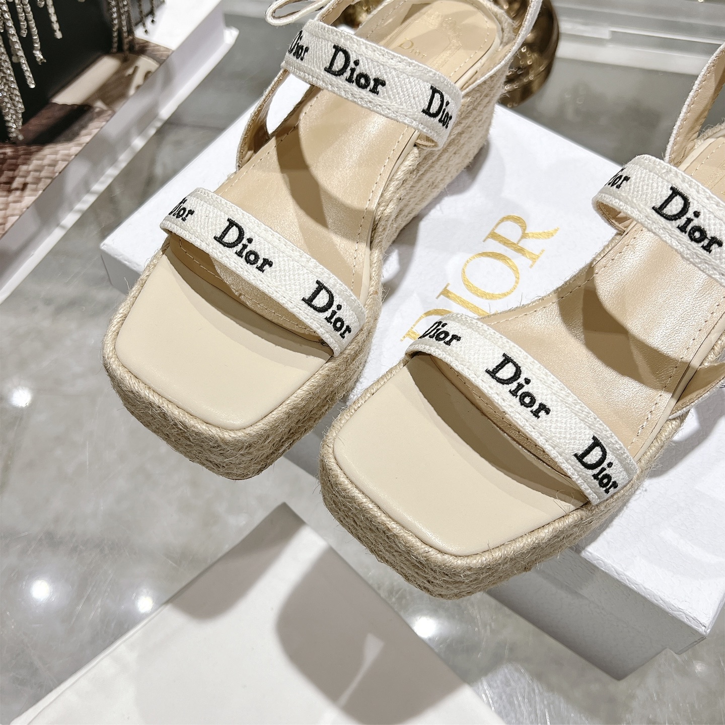 디올(DIOR) 로고 리본 더블 스트랩 플랫폼 샌들 신발