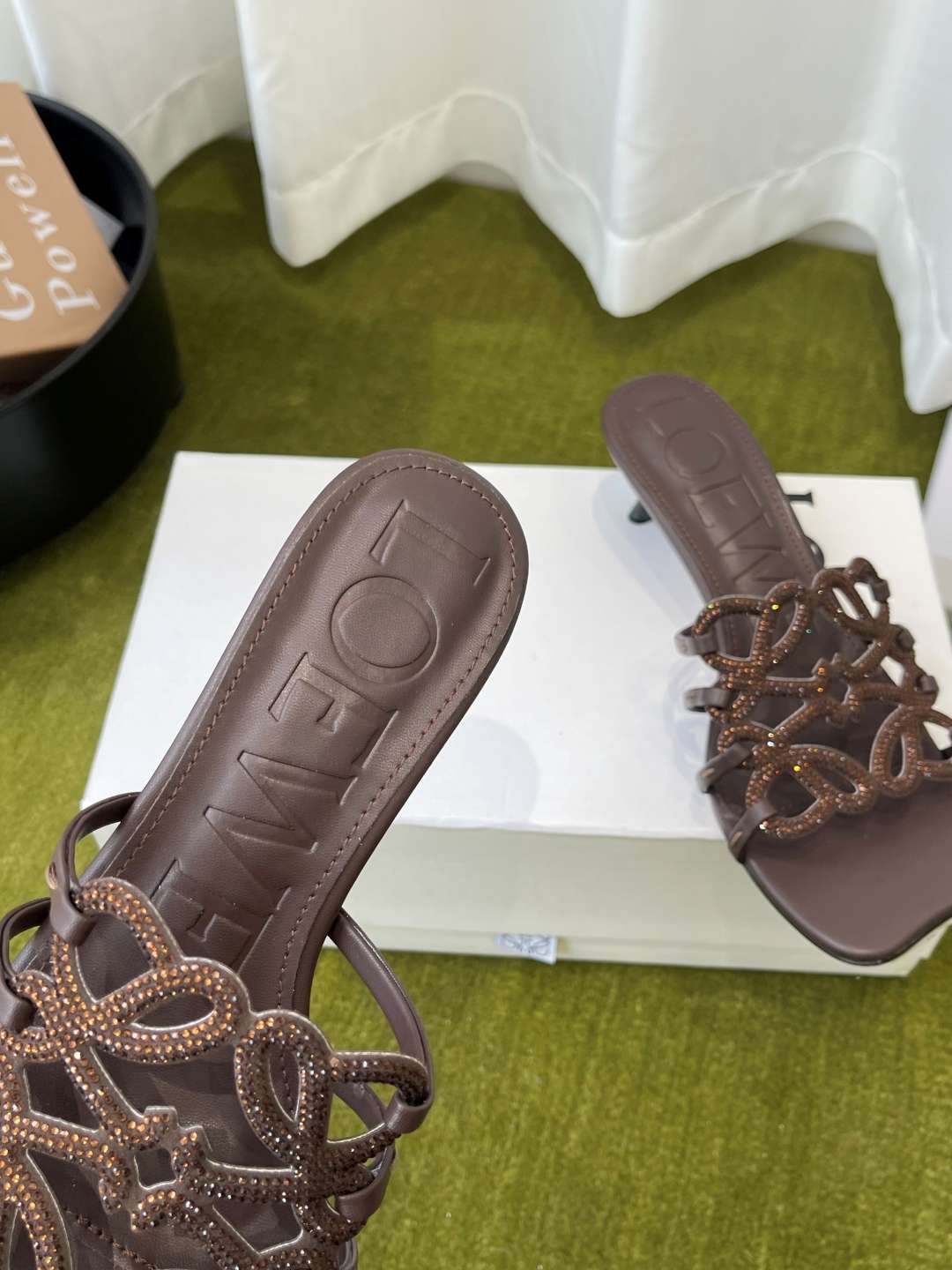 로에베(LOEWE) 아나그램 라인스톤 미들 힐 신발
