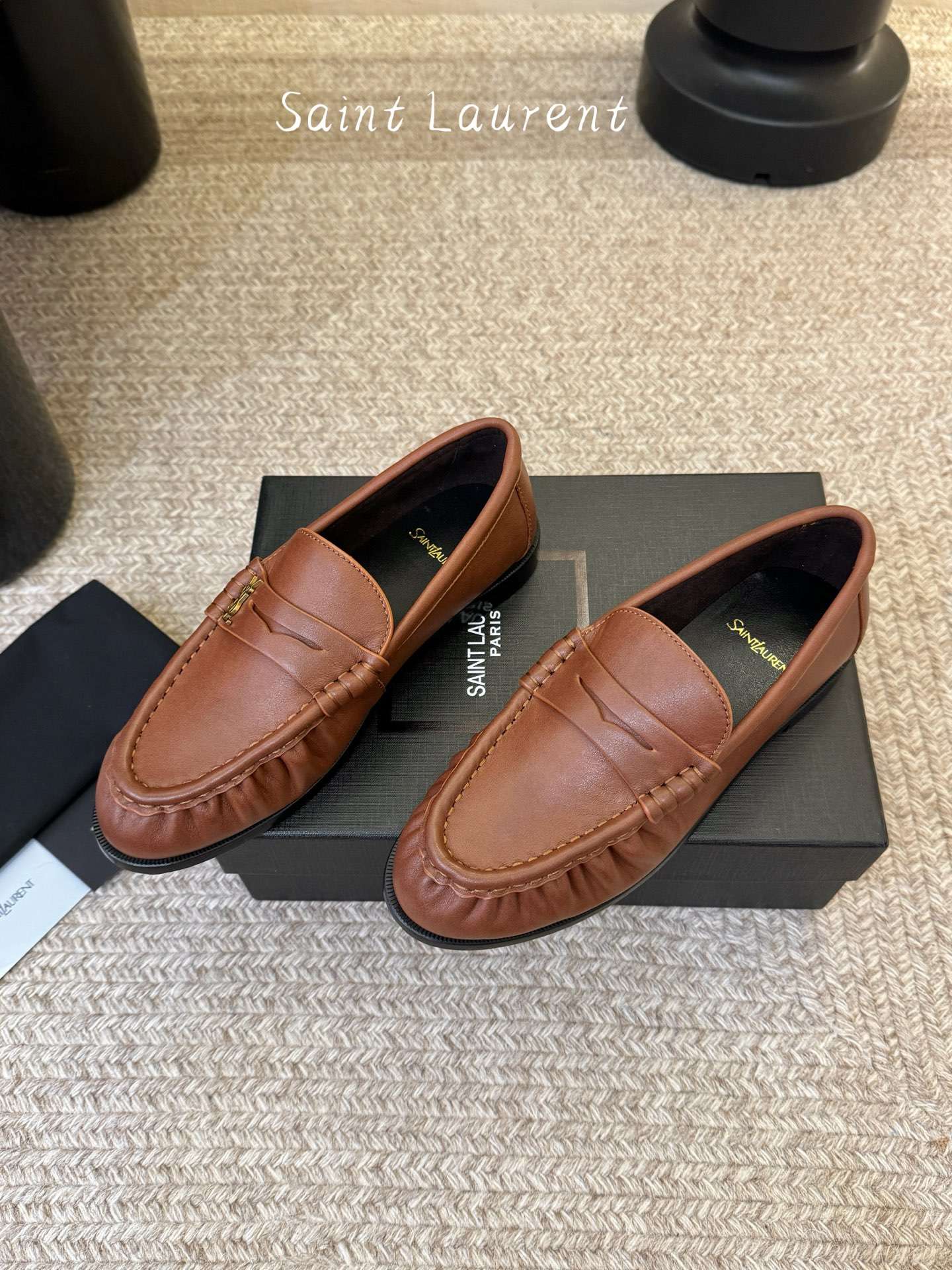 생로랑(SAINT LAURENT) 카프 레더 페니 로퍼 신발