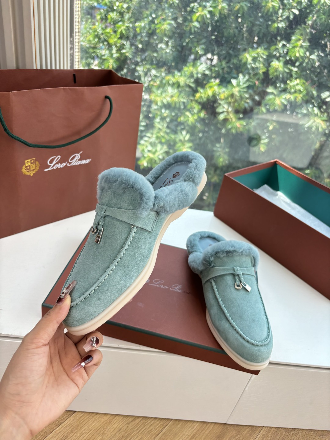 로로피아나(Loro Piana) 커플 퍼 트리밍 스웨이드 뮬 슬리퍼 신발