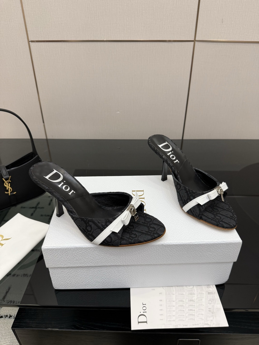 디올(DIOR) 패브릭 뮬 힐 신발