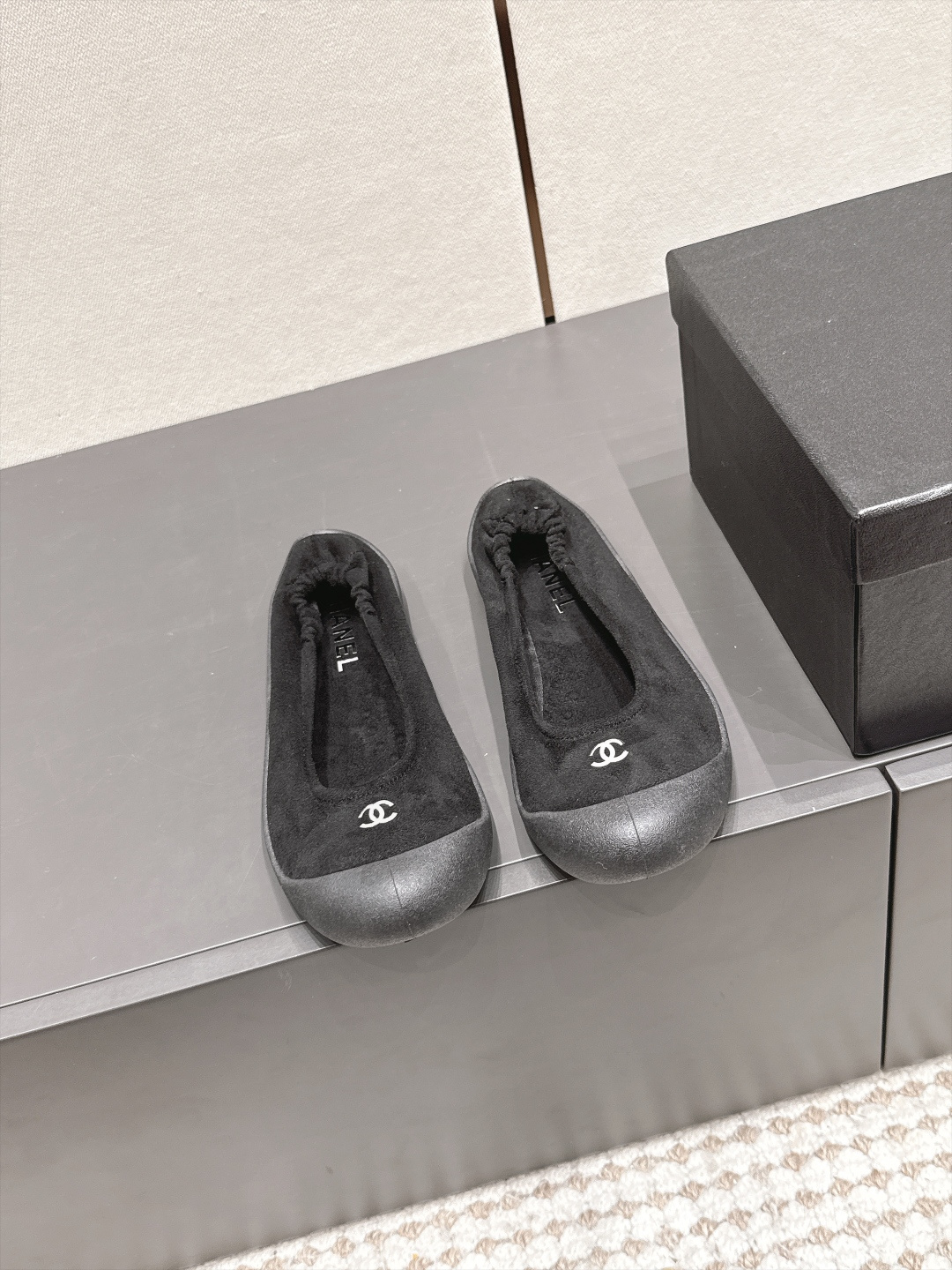 샤넬(CHANEL) 스웨이드 밴딩 힐 플랫 신발