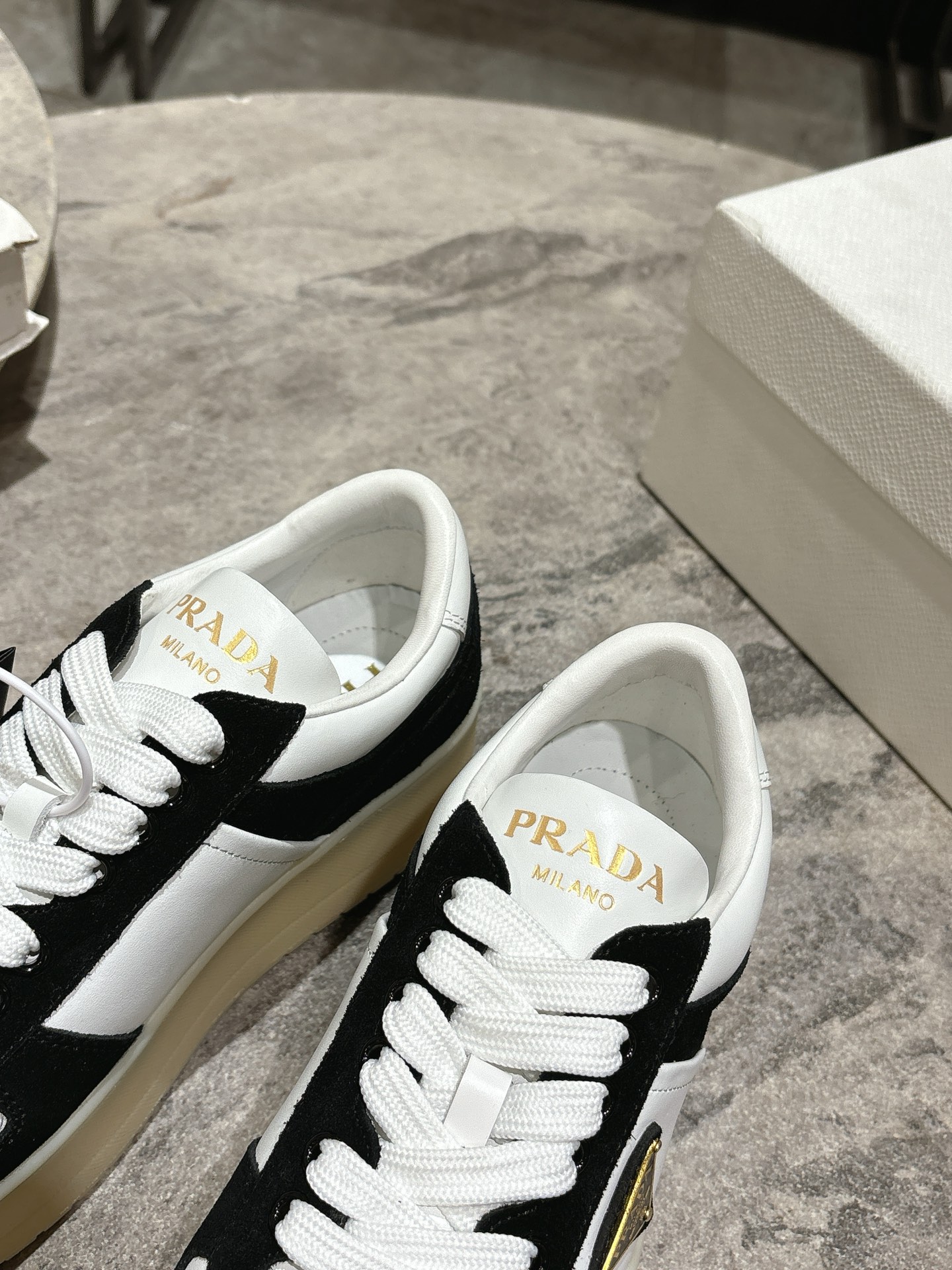 프라다(PRADA) 삼각 로고 플랫폼 스니커즈 신발