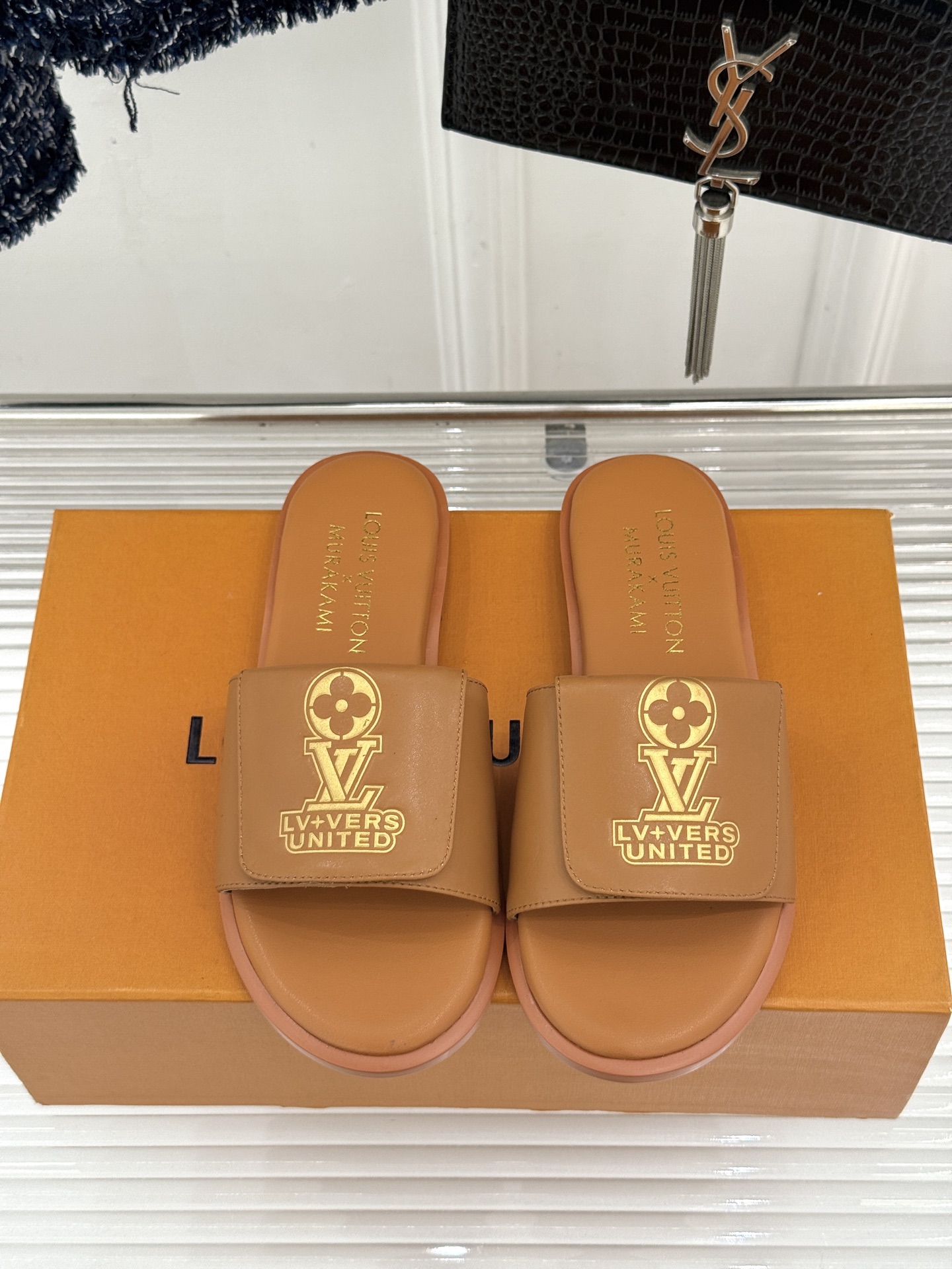 루이비통(LV) 자수 로고 플랩 슬리퍼 신발
