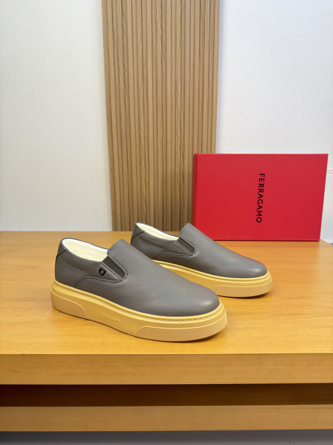 [Salvatore Ferragamo] 페라가모 프리미엄 슈링크 레더 미니멀 슬립온 스니커즈 신발