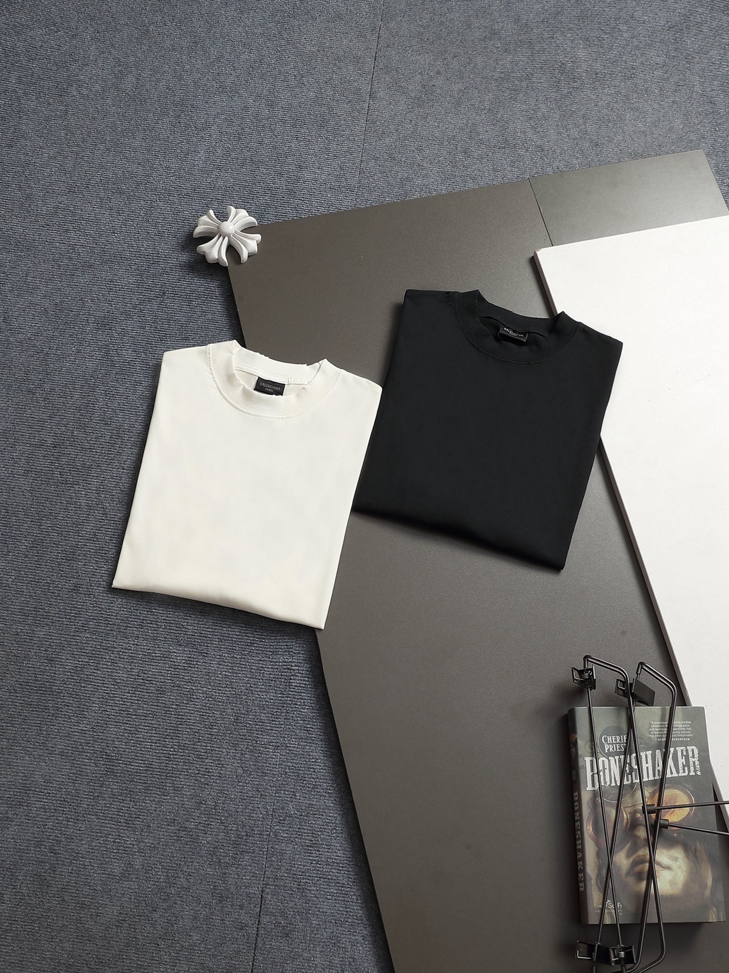 발렌시아가(BALENCIAGA) 테이프 프린팅 워싱 반팔 티셔츠 상의 의류
