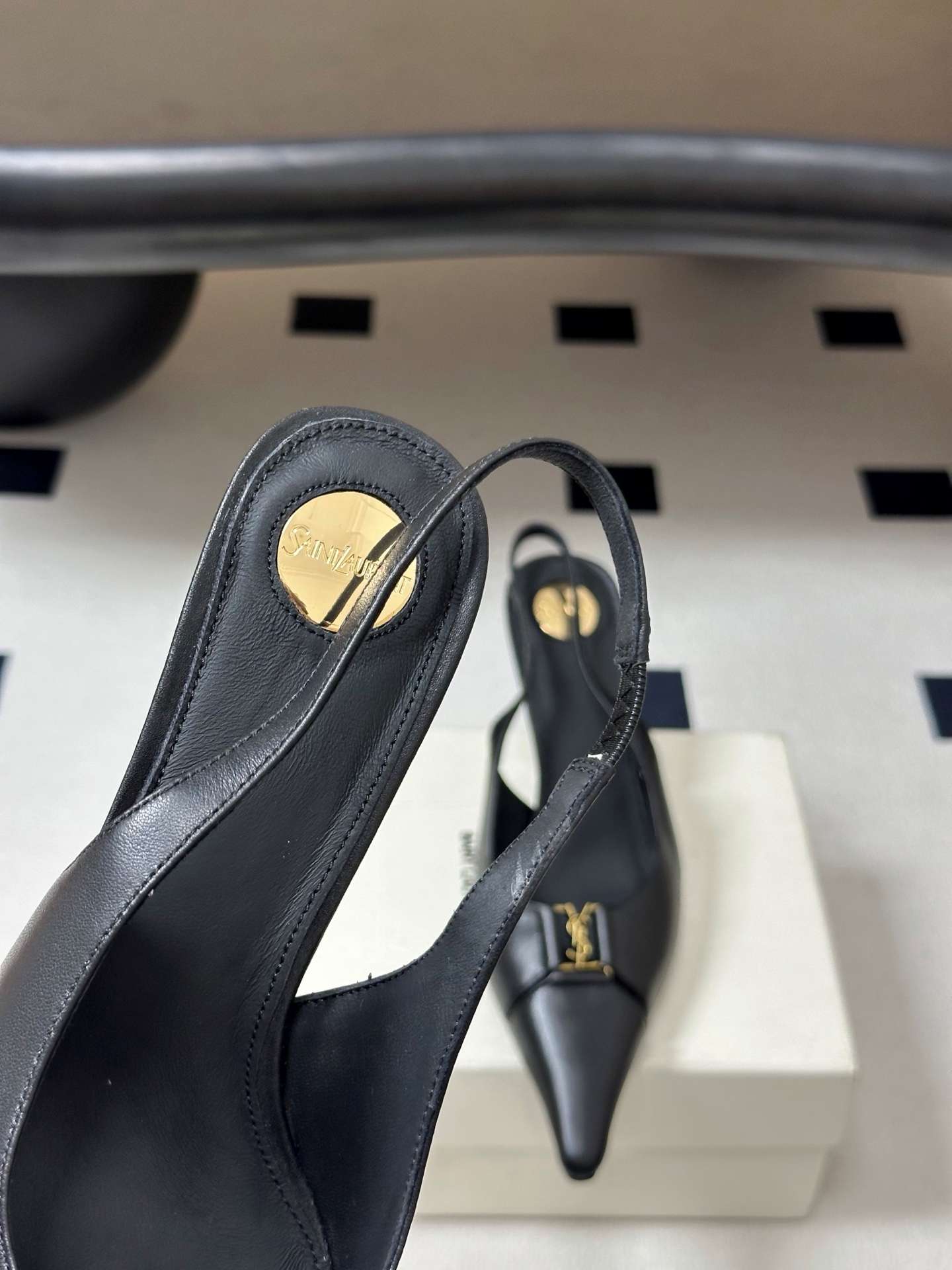 생로랑(SAINT LAURENT) YSL 메탈 로고 캡토 슬링백 펌프스 신발