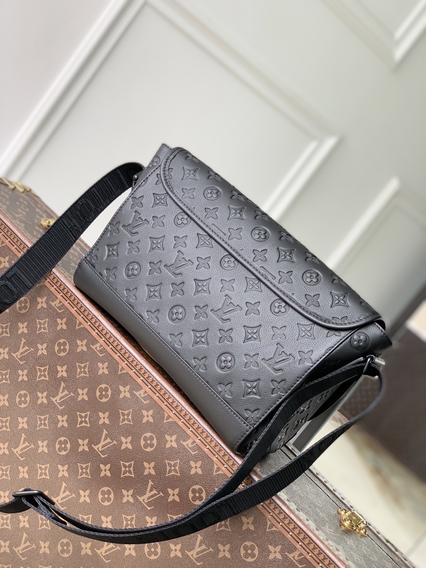 LOUIS VUITTON LV 루이비통 쿠리에 메신저 크로스 백 (모노그램 섀도우 레더) 가방